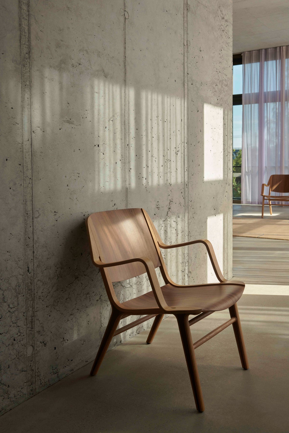 AX HM11 fauteuil donker gelakt eikenhout en eikenfineer