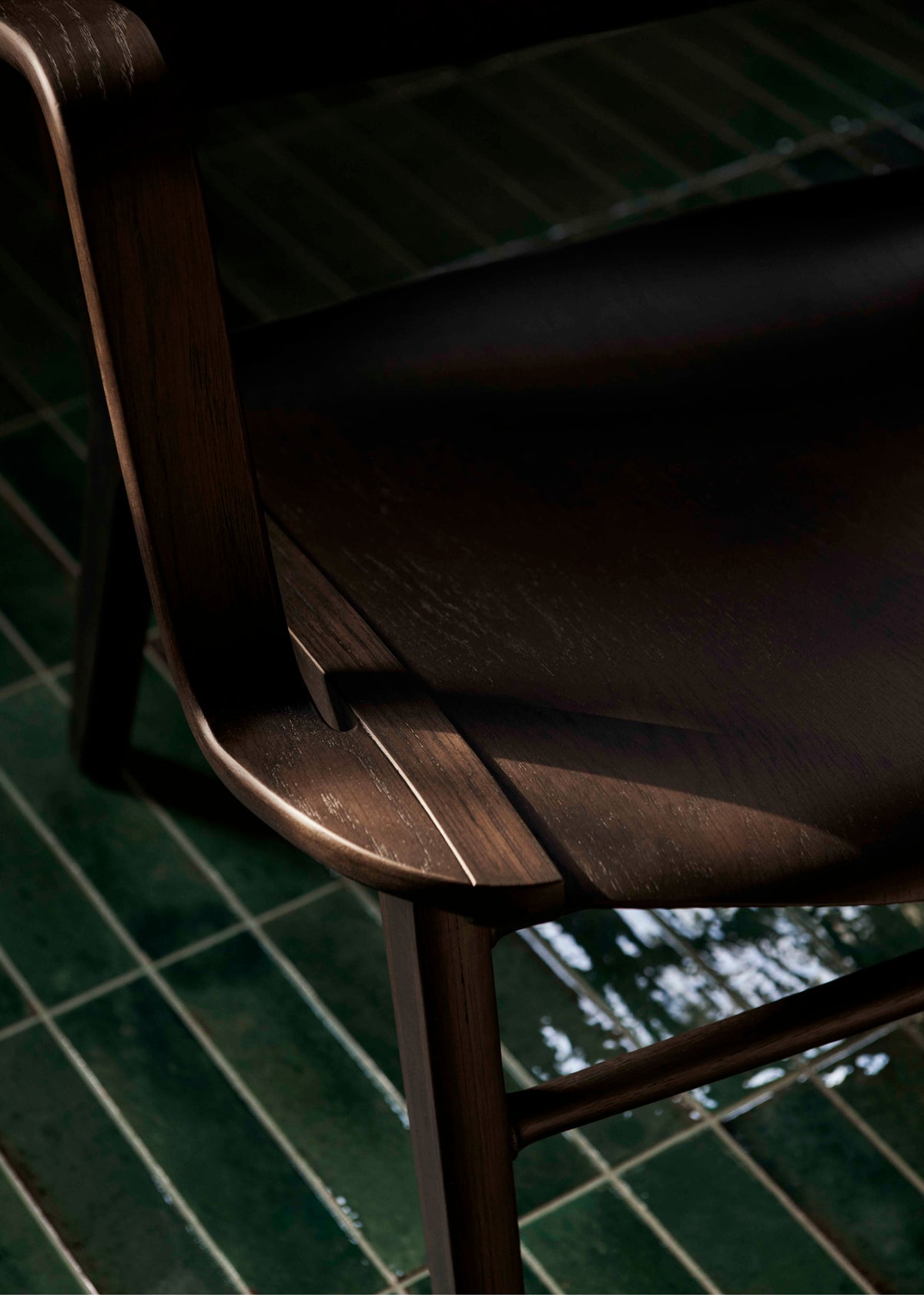 AX HM11 fauteuil donker gelakt eikenhout en eikenfineer