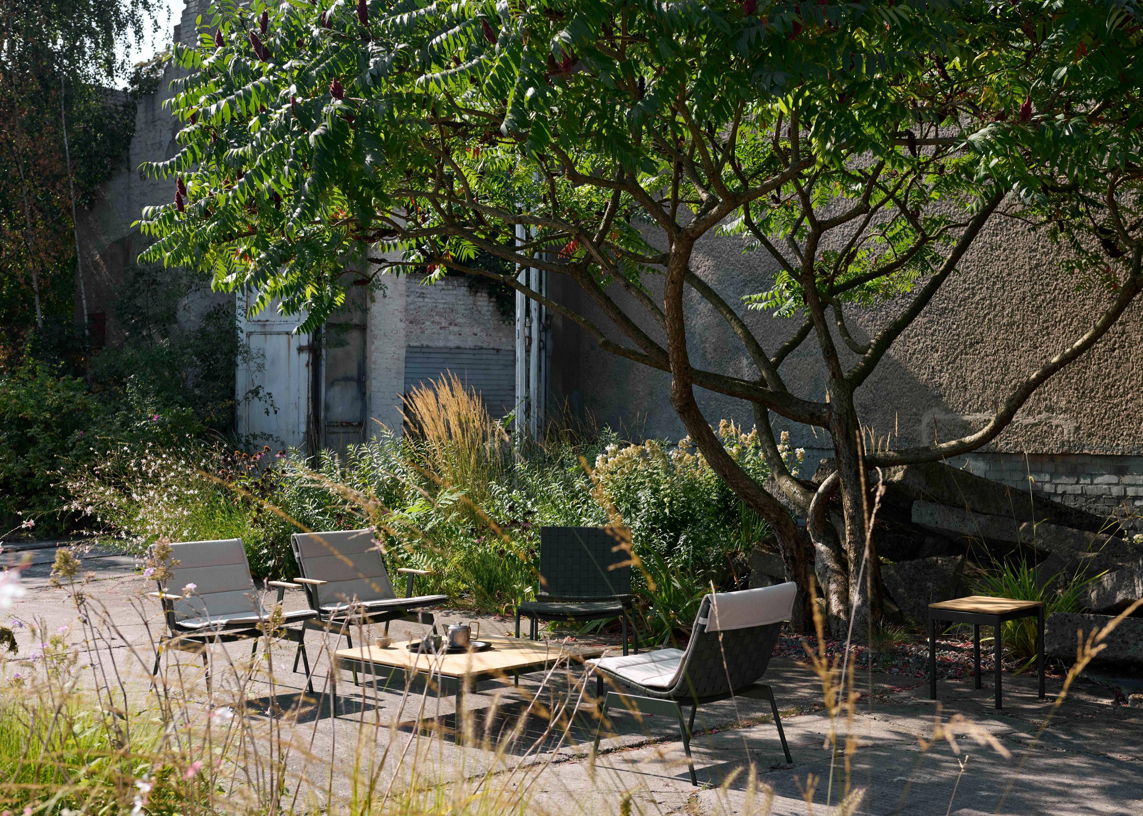 Buiten koffietafel VILLE AV50 teakhout met donkergroene basis