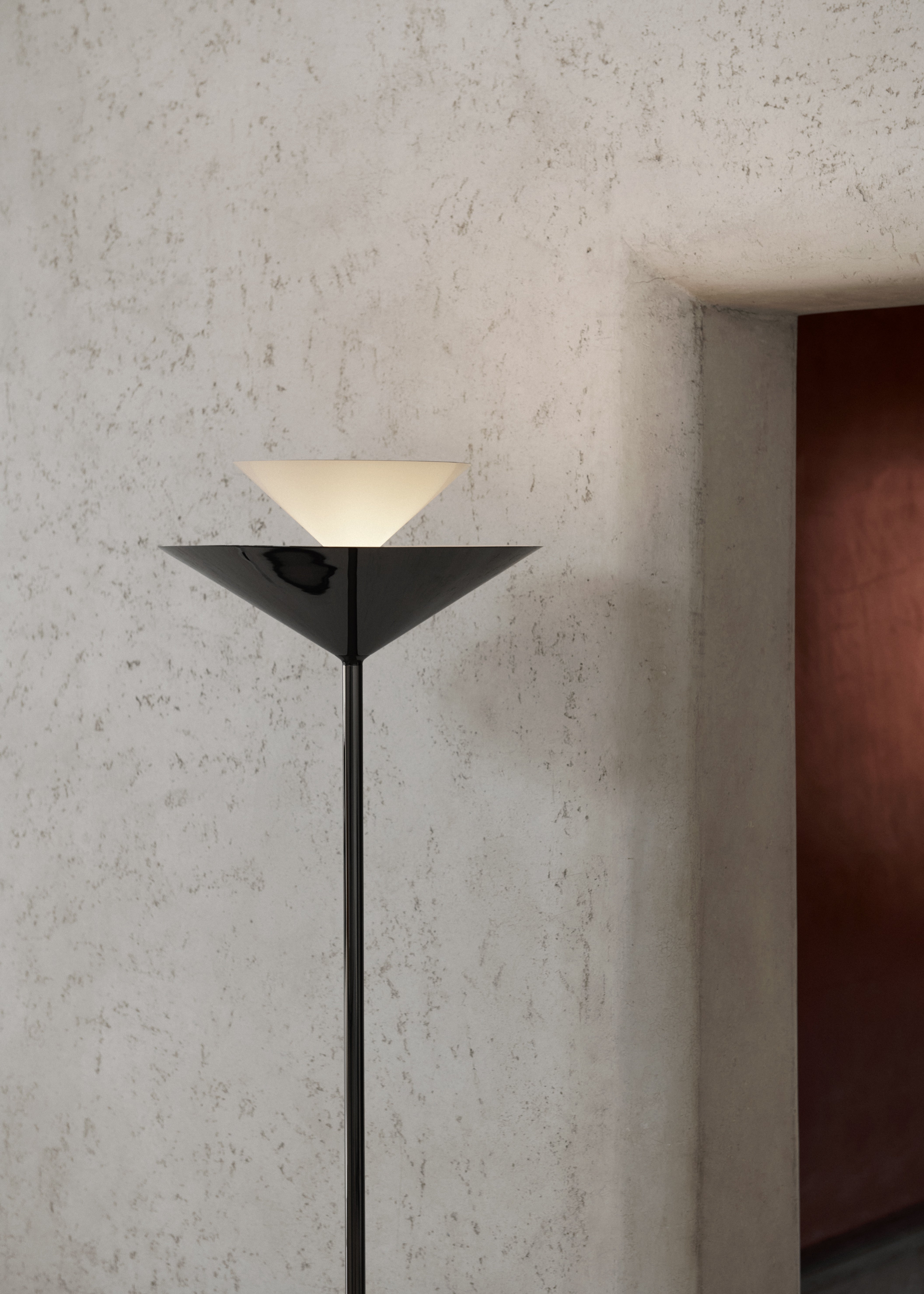 Vloerlamp GIO LN28 chroom met een bruine marmeren voet