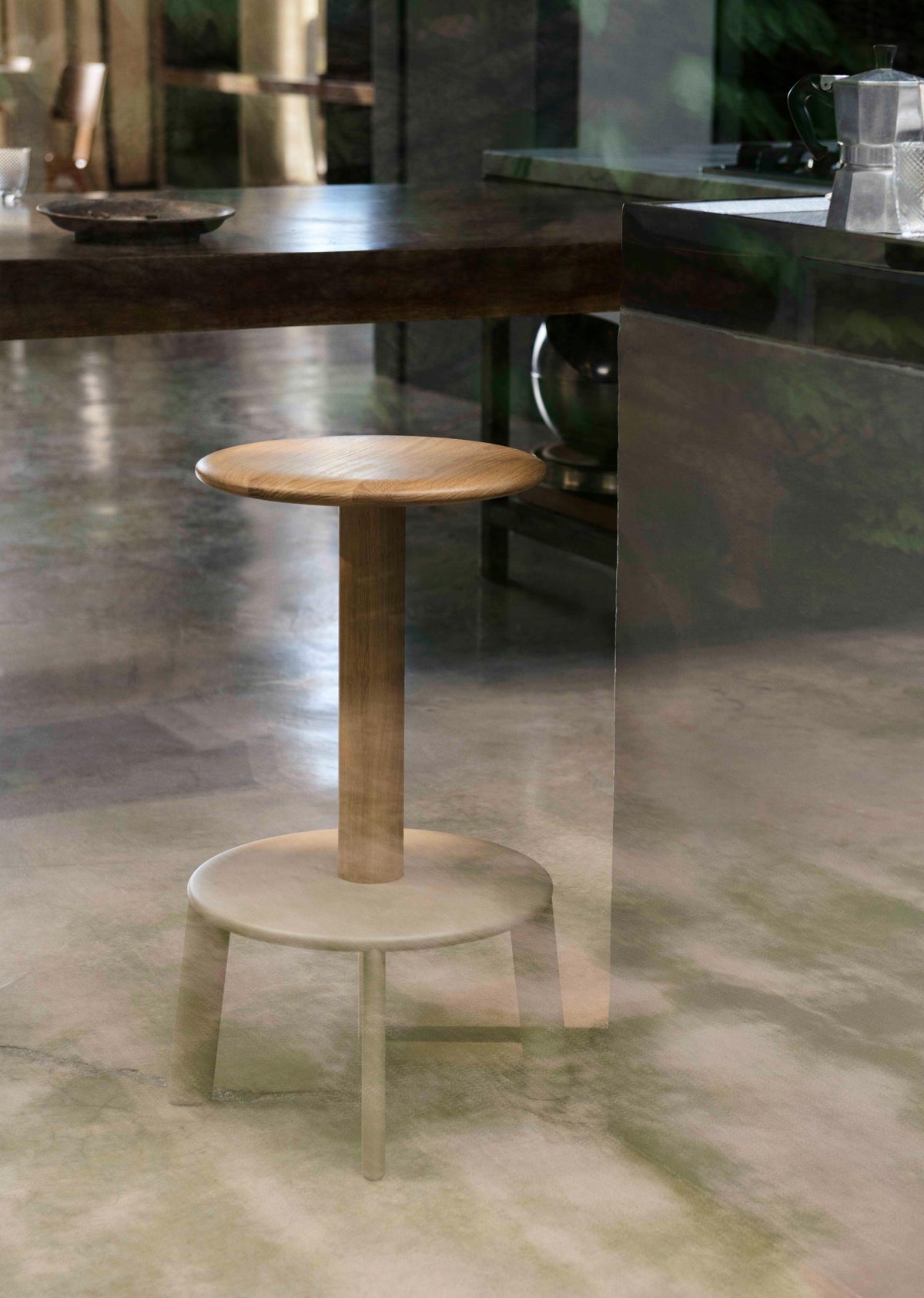 Hocker MASSIF gelakt eiken met een beige stalen basis
