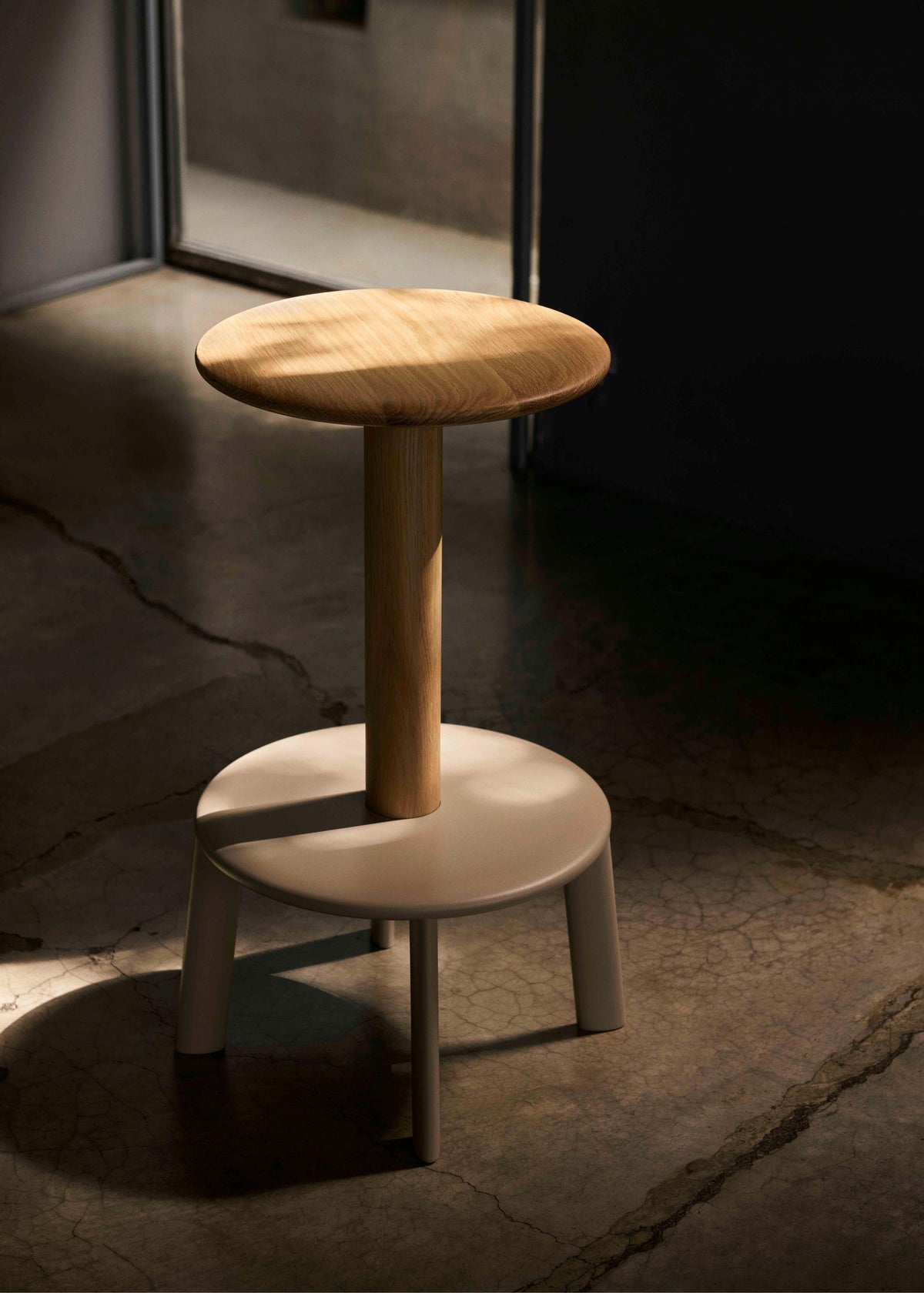 Hocker MASSIF gelakt eiken met een beige stalen basis