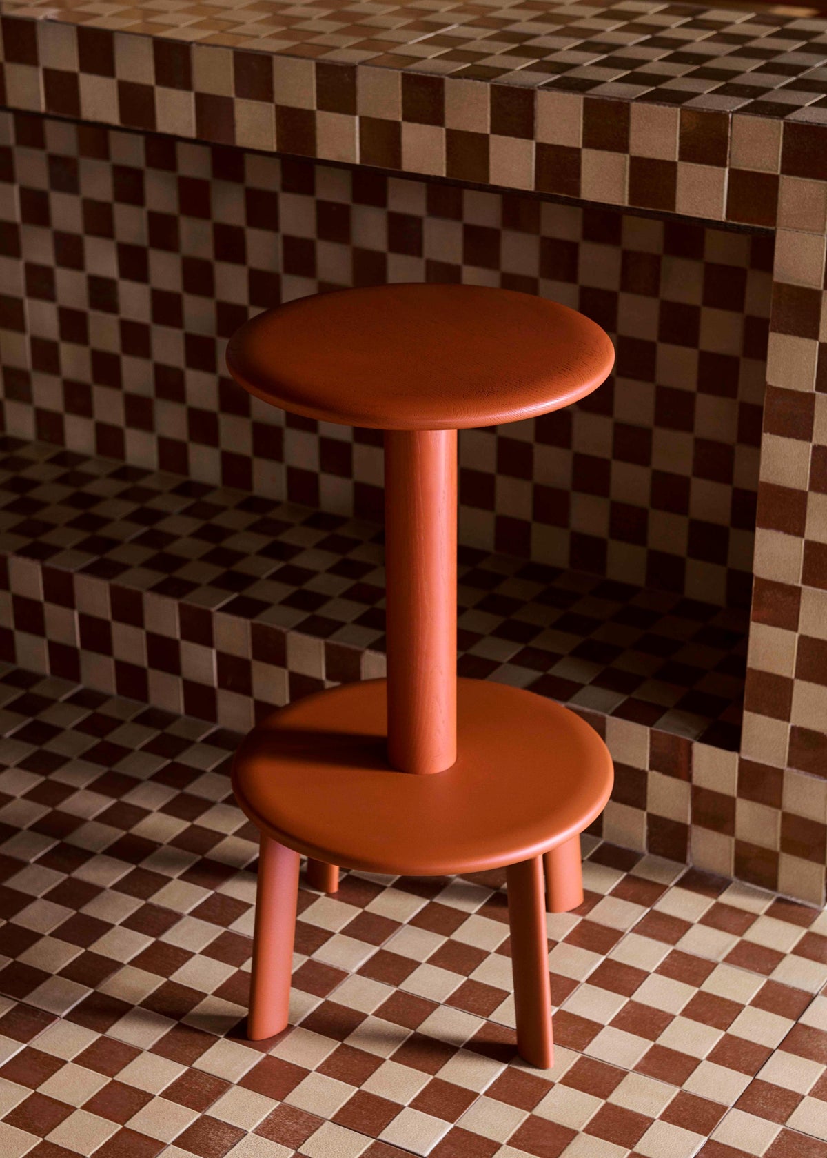 Hocker MASSIF gelakt eiken met een beige stalen basis