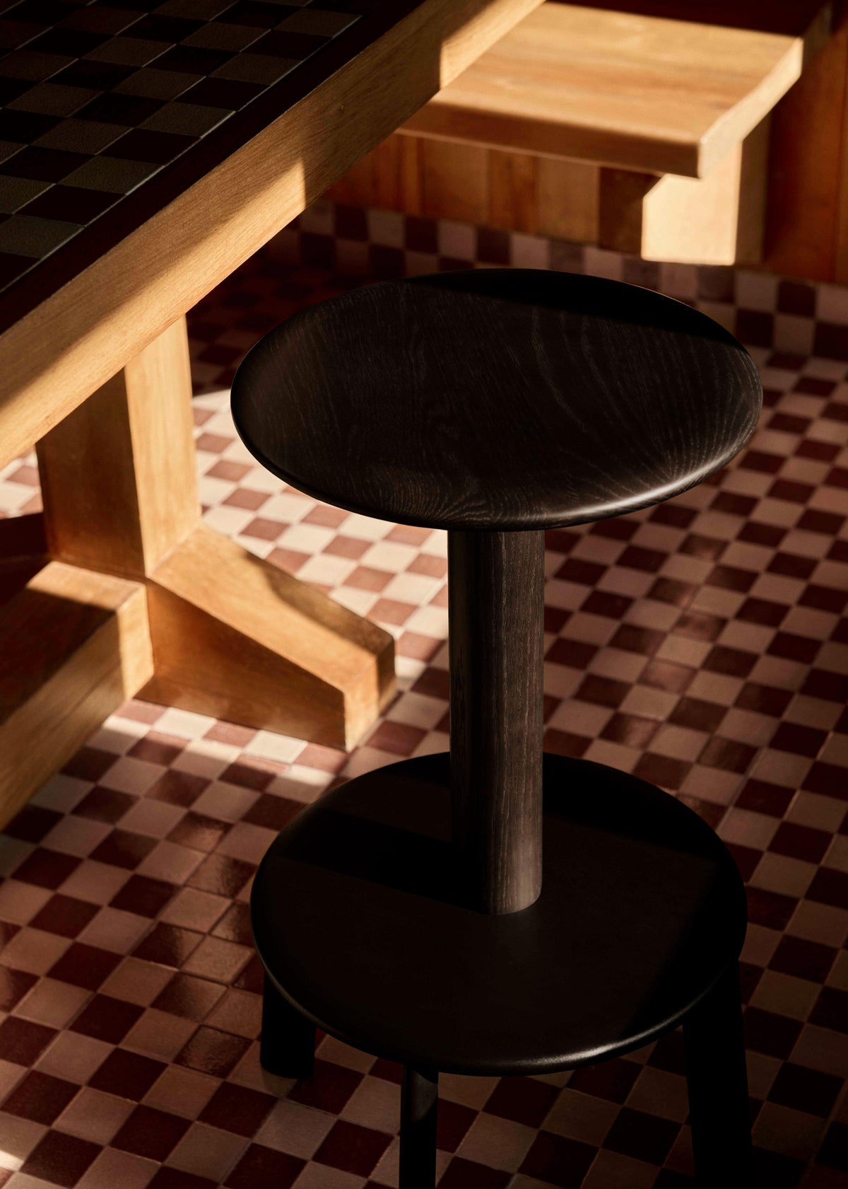 Hocker MASSIF gelakt eiken met een beige stalen basis