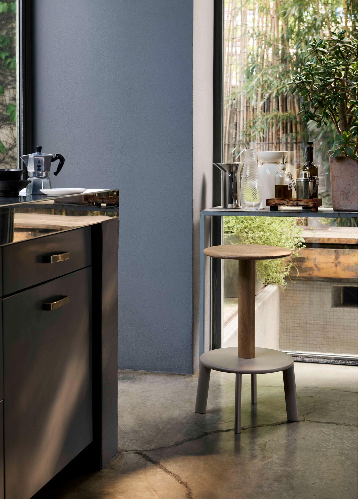 Hocker MASSIF gelakt eiken met een beige stalen basis
