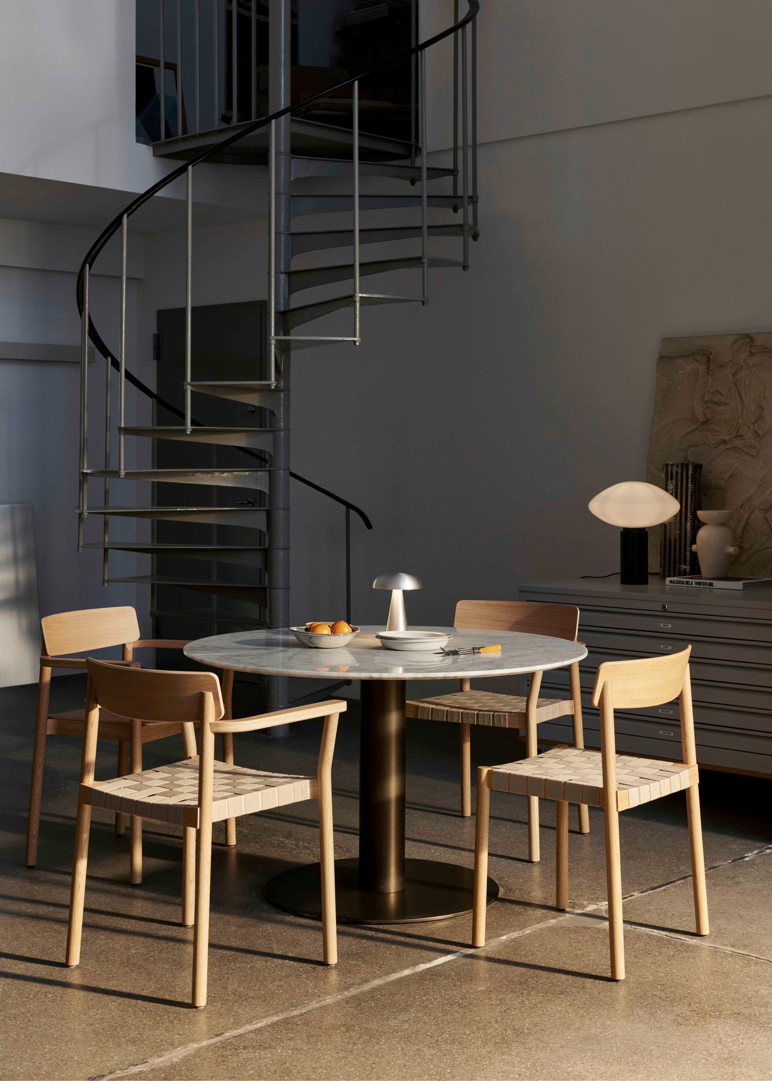 BETTY TK9 fauteuil met armleuningen zwart geweven zitting met zwart gelakt essen