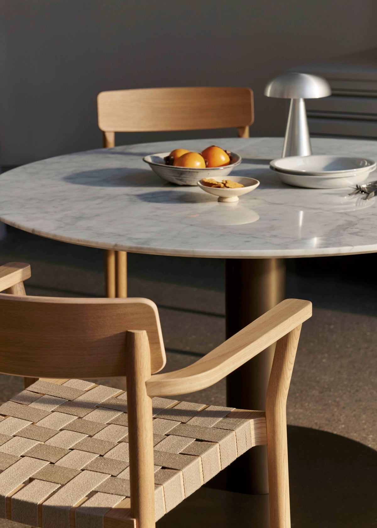 BETTY TK9 fauteuil met armleuningen zwart geweven zitting met zwart gelakt essen