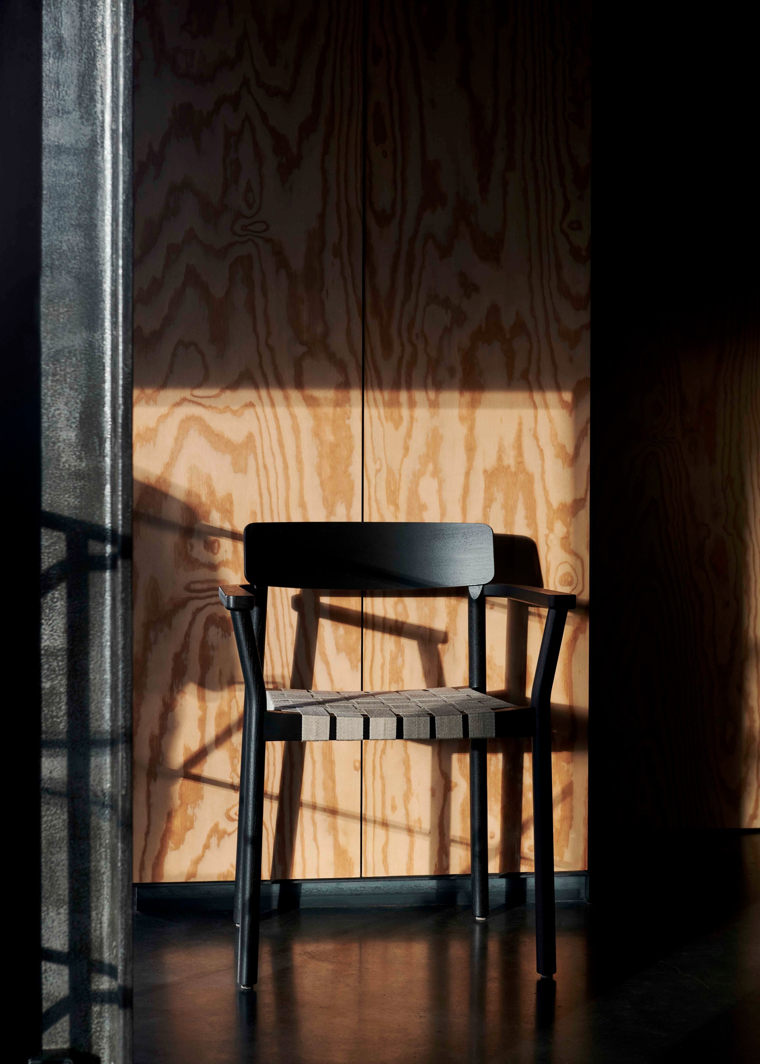 BETTY TK9 fauteuil met armleuningen zwart geweven zitting met zwart gelakt essen