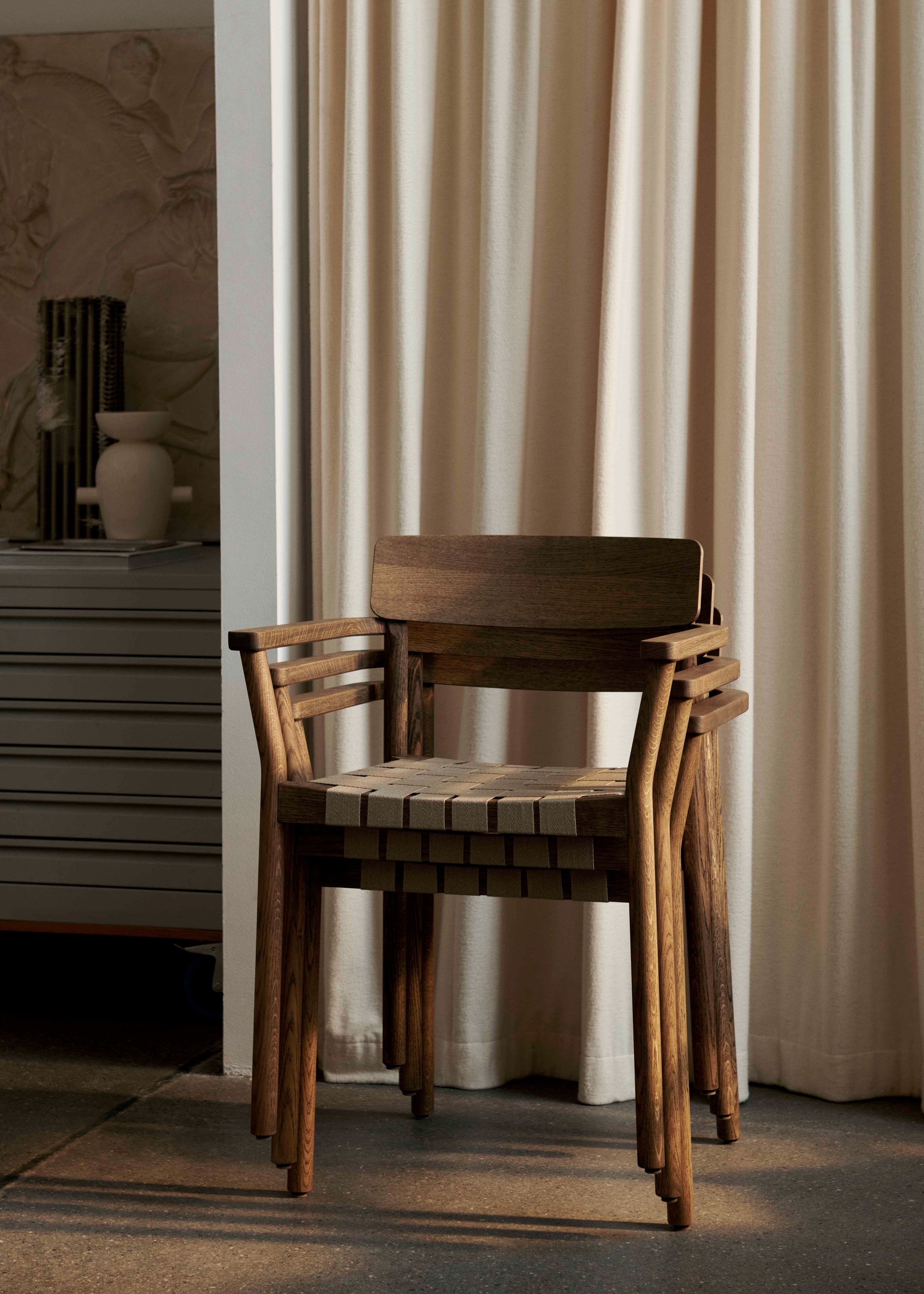 BETTY TK9 fauteuil met armleuningen zwart geweven zitting met zwart gelakt essen