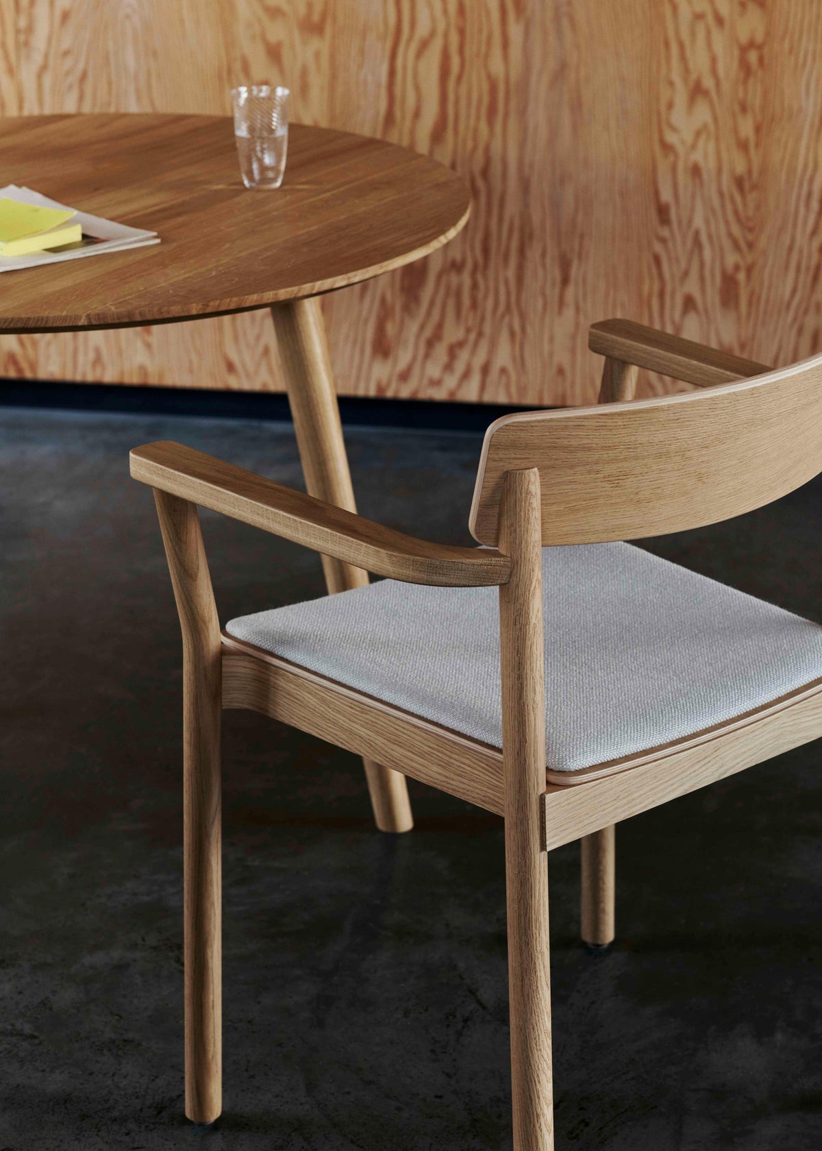 Ronde tafel IN BETWEEN geolied eiken