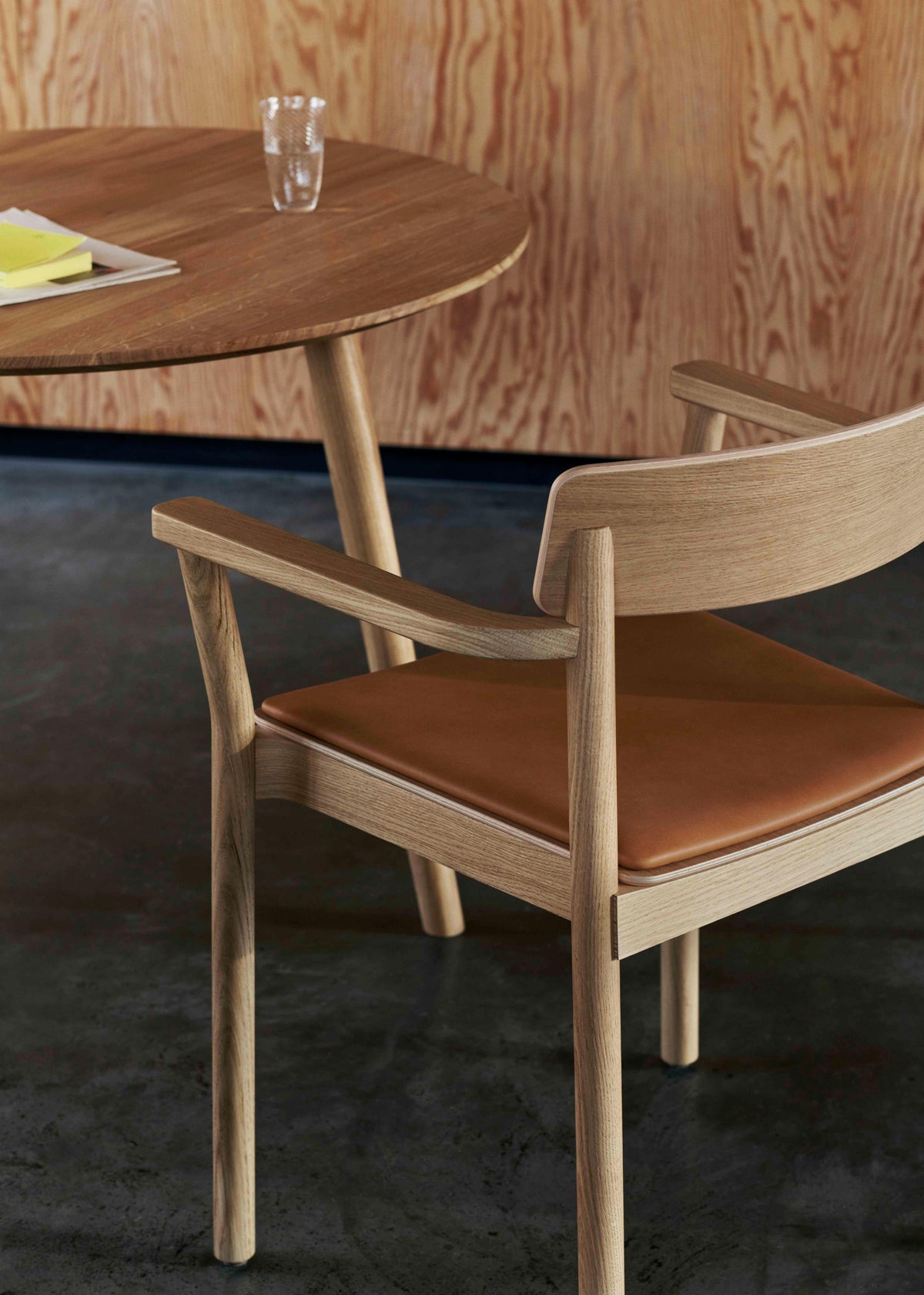 Ronde tafel IN BETWEEN geolied eiken