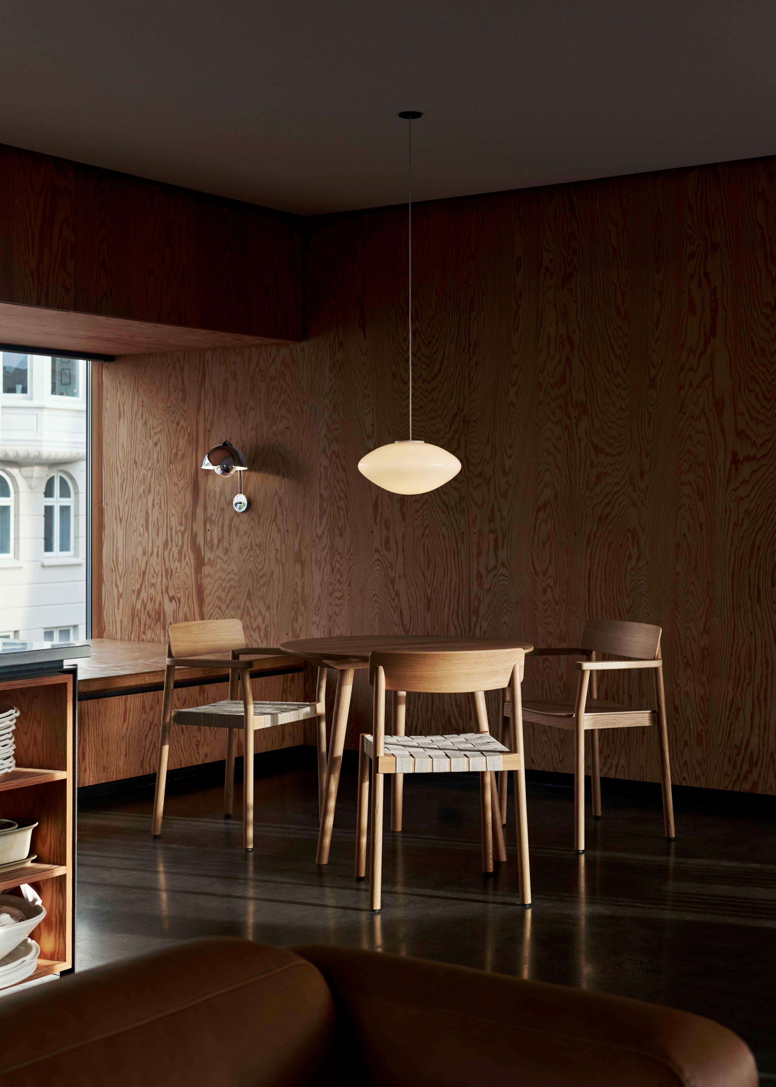 Ronde tafel IN BETWEEN geolied eiken