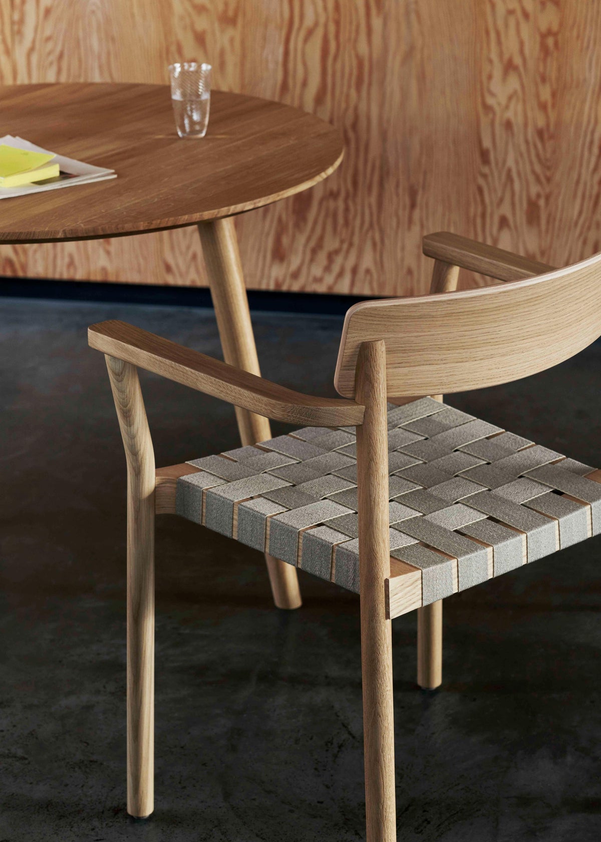 Ronde tafel IN BETWEEN geolied eiken