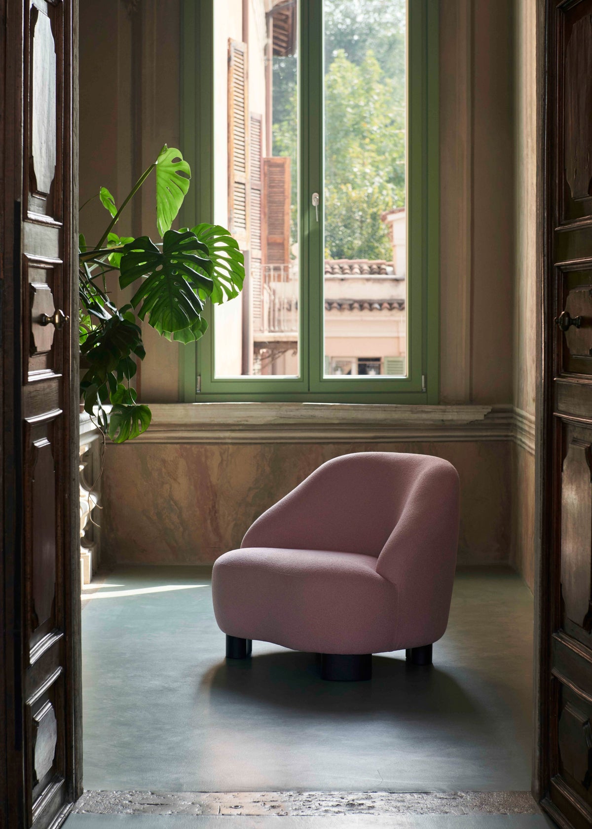Fauteuil MARGAS LC1 gestoffeerd met een zwarte eiken basis