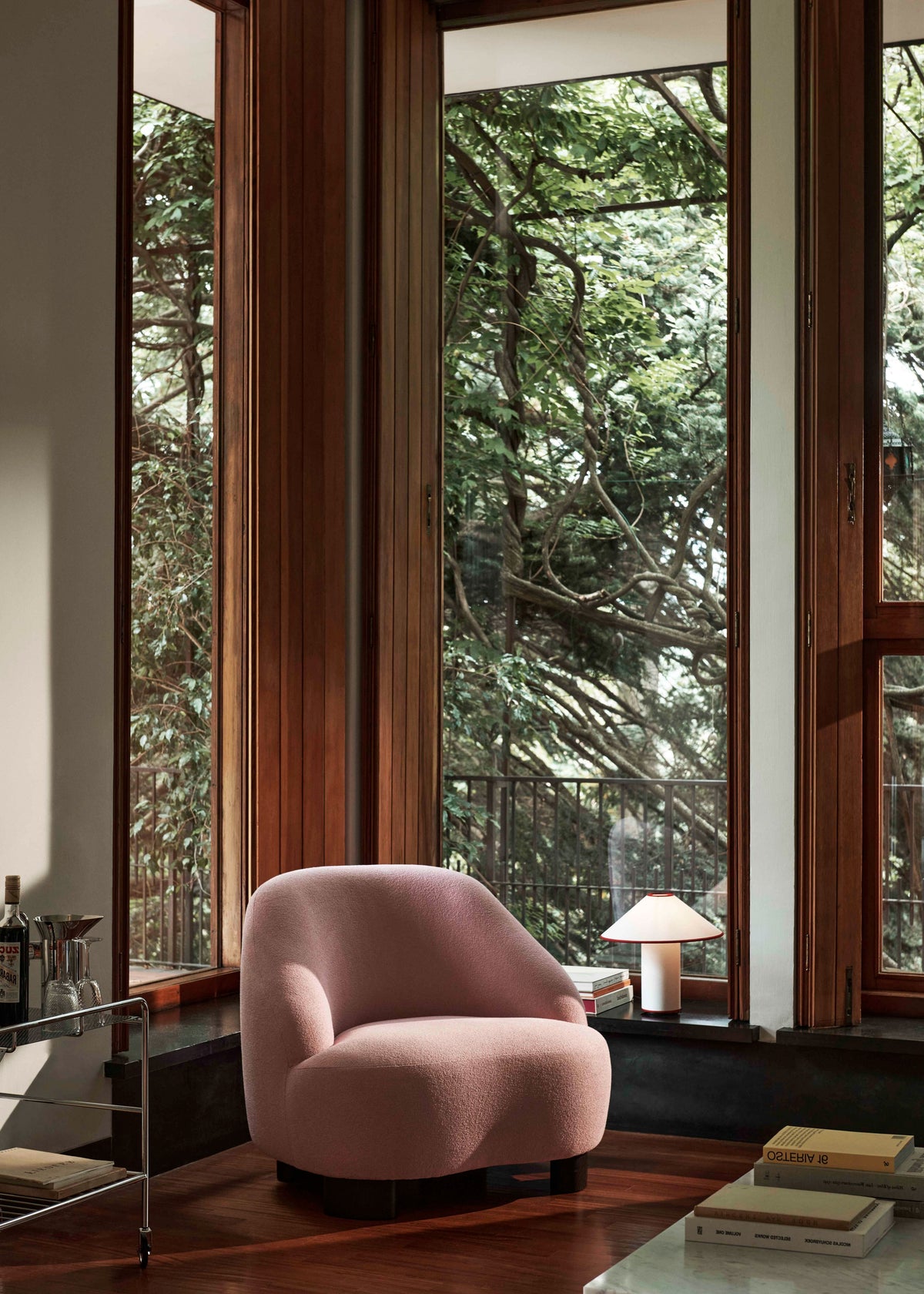 Fauteuil MARGAS LC1 gestoffeerd met een zwarte eiken basis