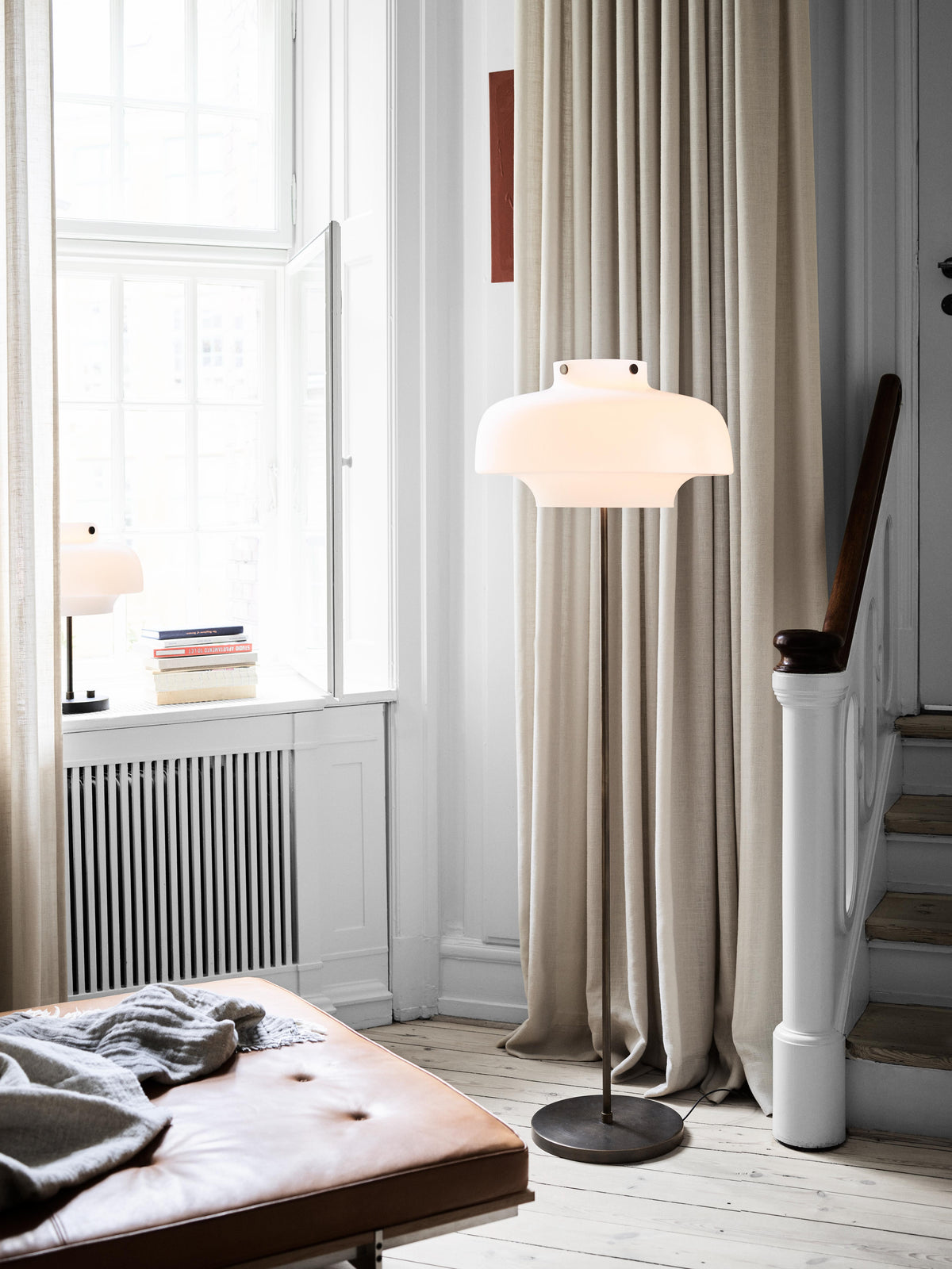 Vloerlamp COPENHAGEN SC14 opal glazen kap met een bronskleurige basis