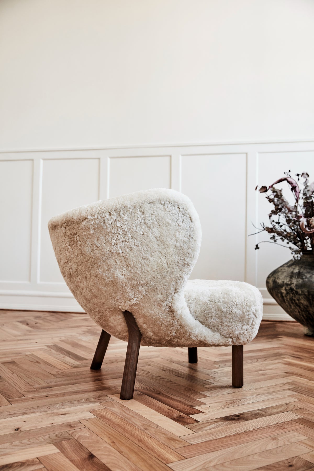 Fauteuil LITTLE PETRA VB1 gestoffeerd met een eiken basis