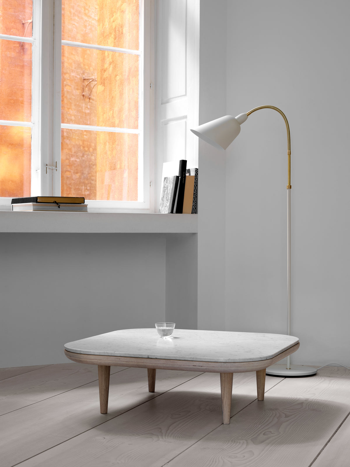 Vloerlamp FLY met wit marmeren blad en eiken basis