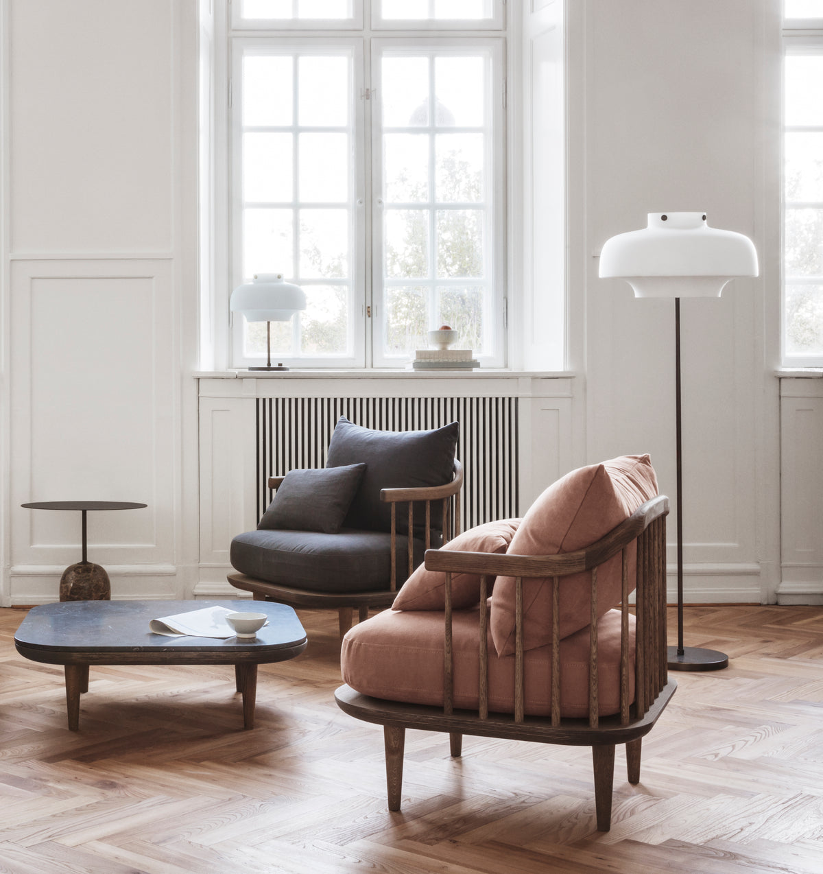 Vloerlamp FLY met wit marmeren blad en eiken basis