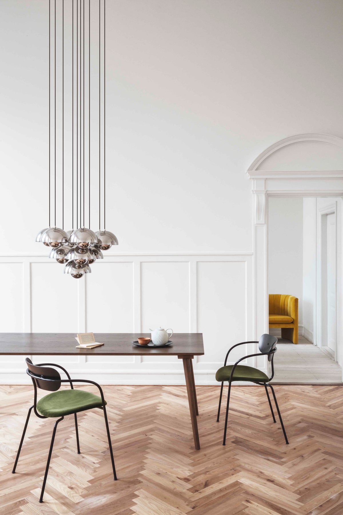 Tafel IN BETWEEN gelakt eiken