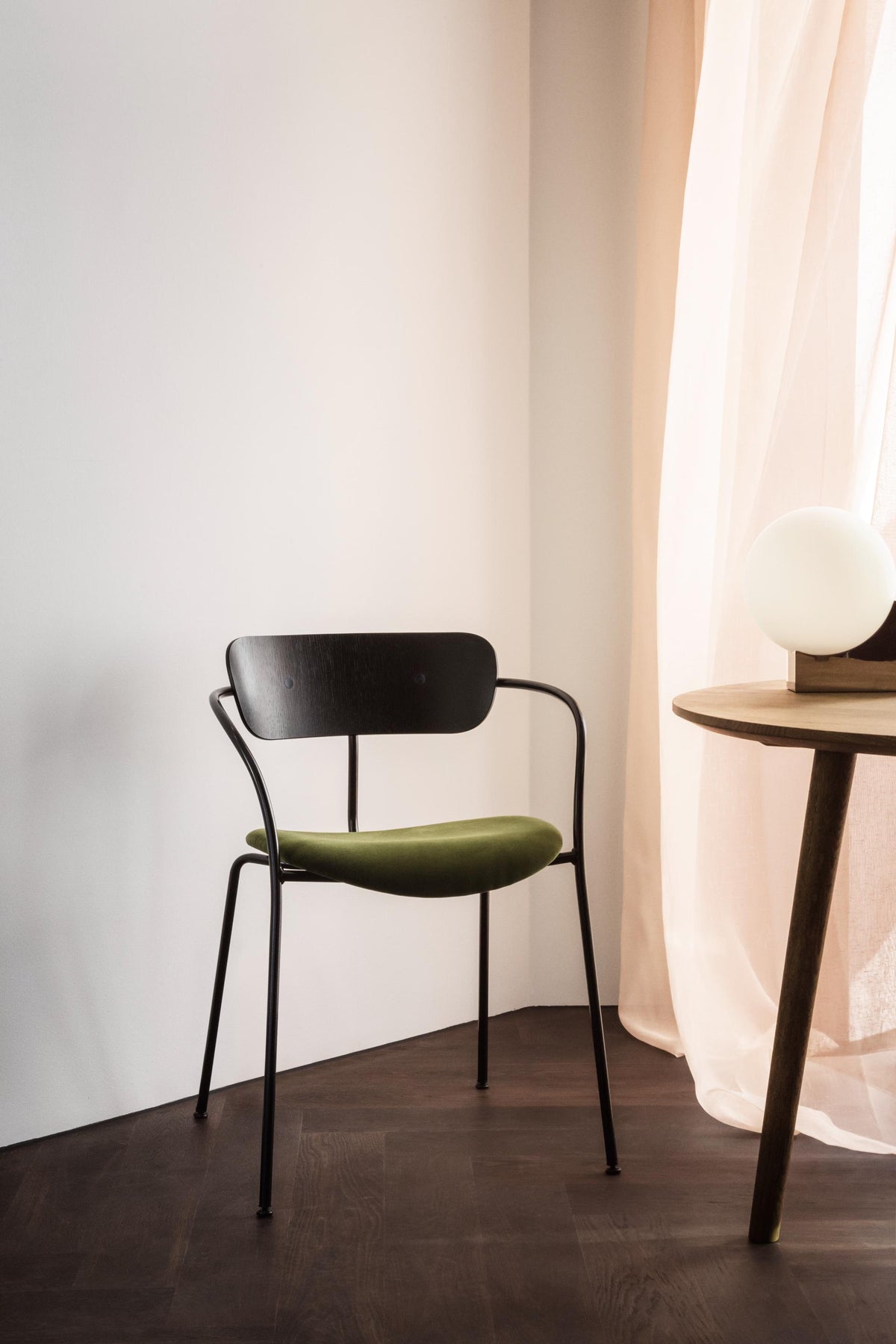 Ronde tafel IN BETWEEN geolied eiken