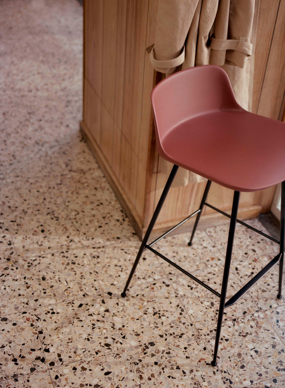 Hocker RELY zwart met een bruine stalen basis