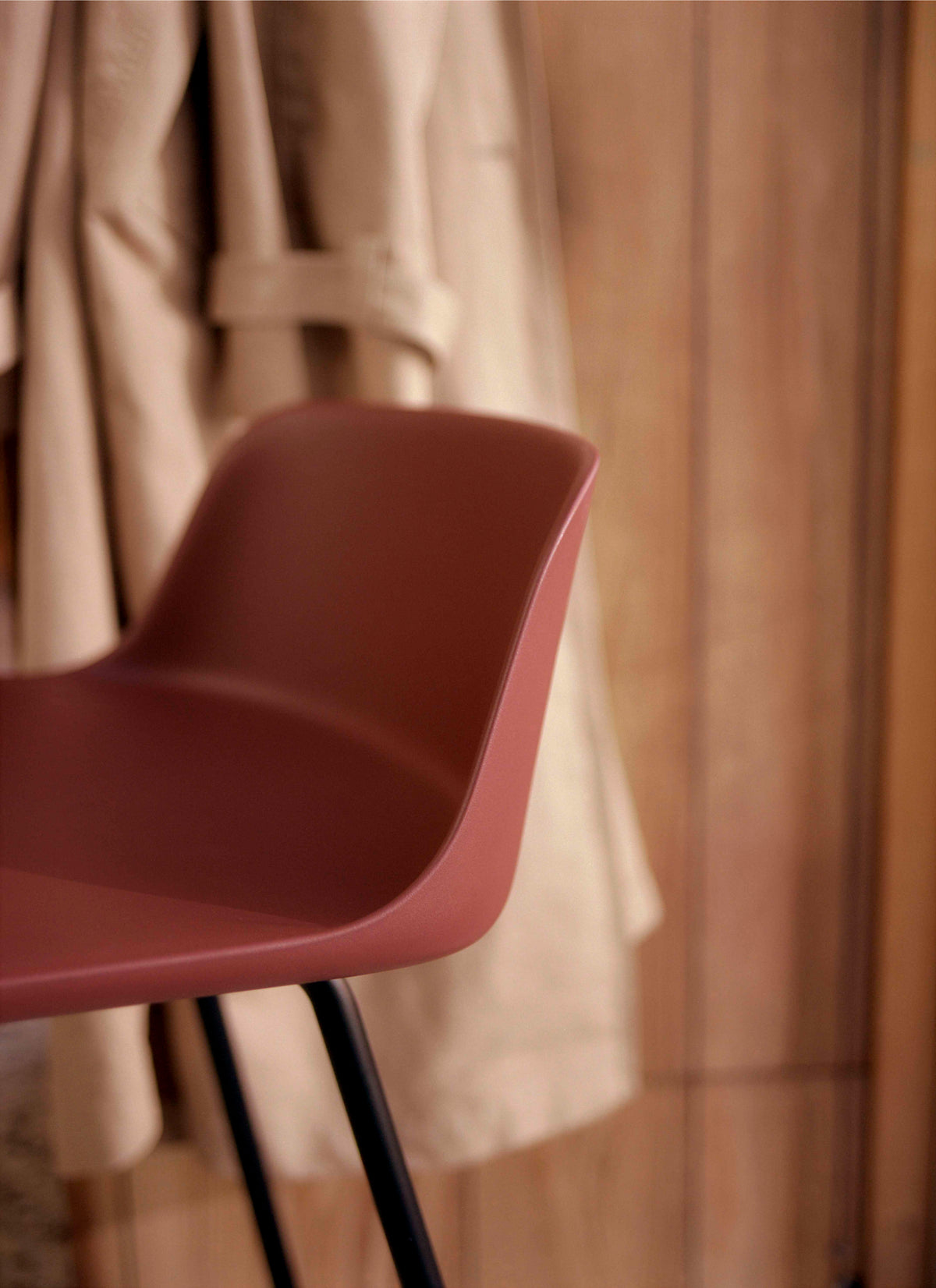 Hocker RELY zwart met een bruine stalen basis