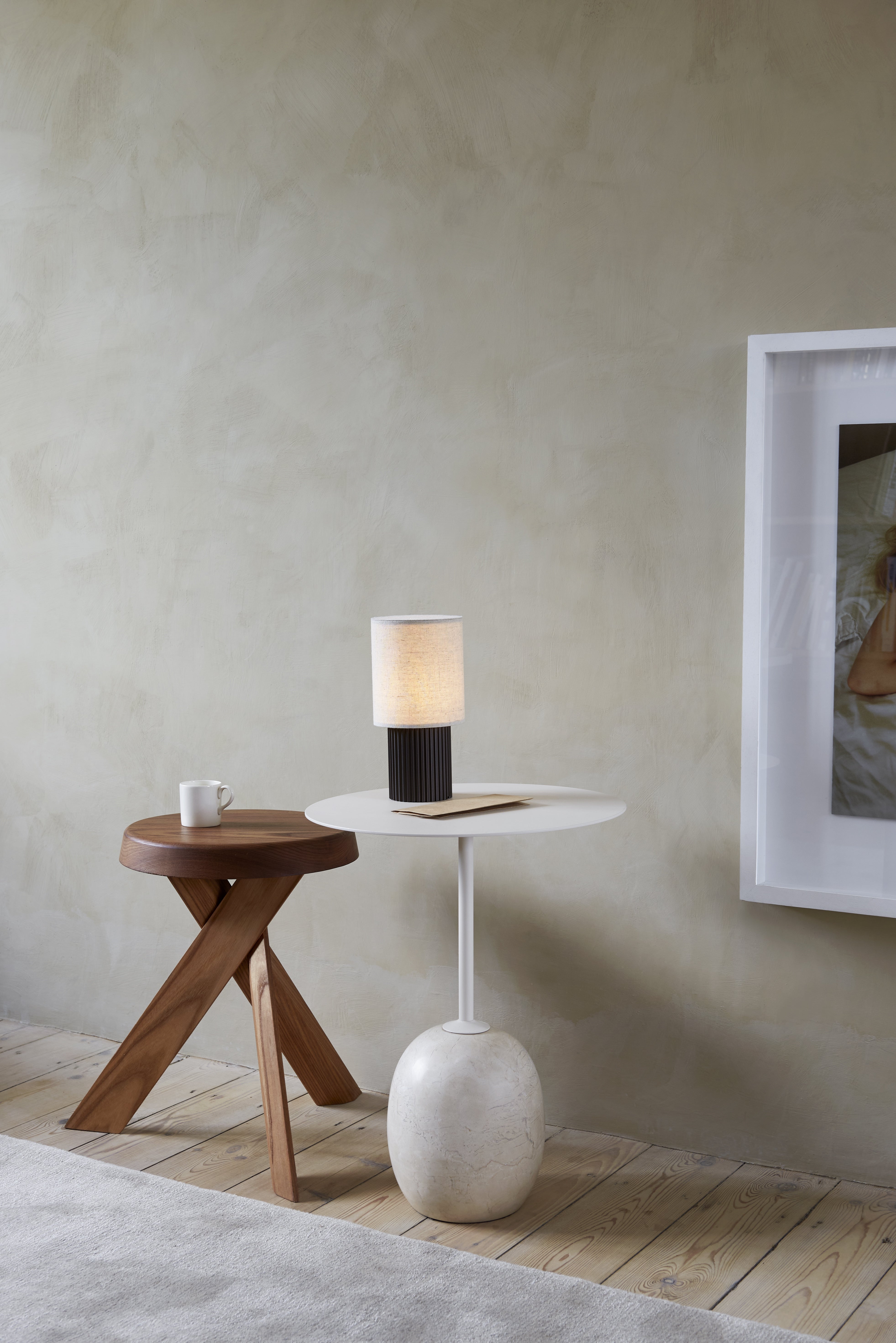 Draagbare lamp MANHATTAN met stoffen kap en een bruine voet