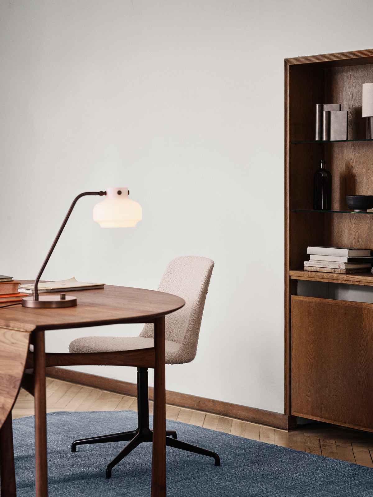 Vloerlamp FLY met wit marmeren blad en eiken basis
