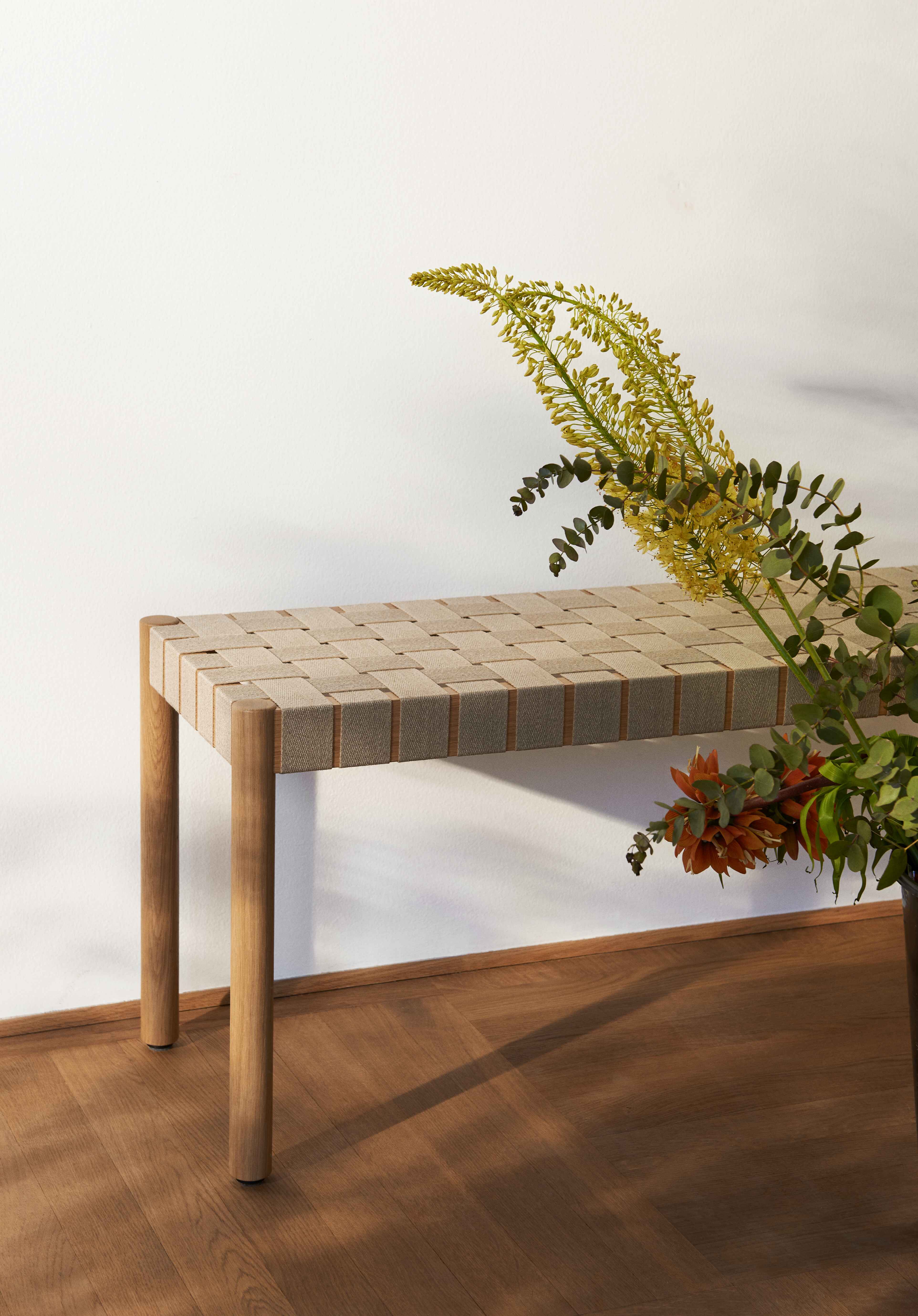 Bank BETTY met beige geweven zitting van gerookt, geolied eiken