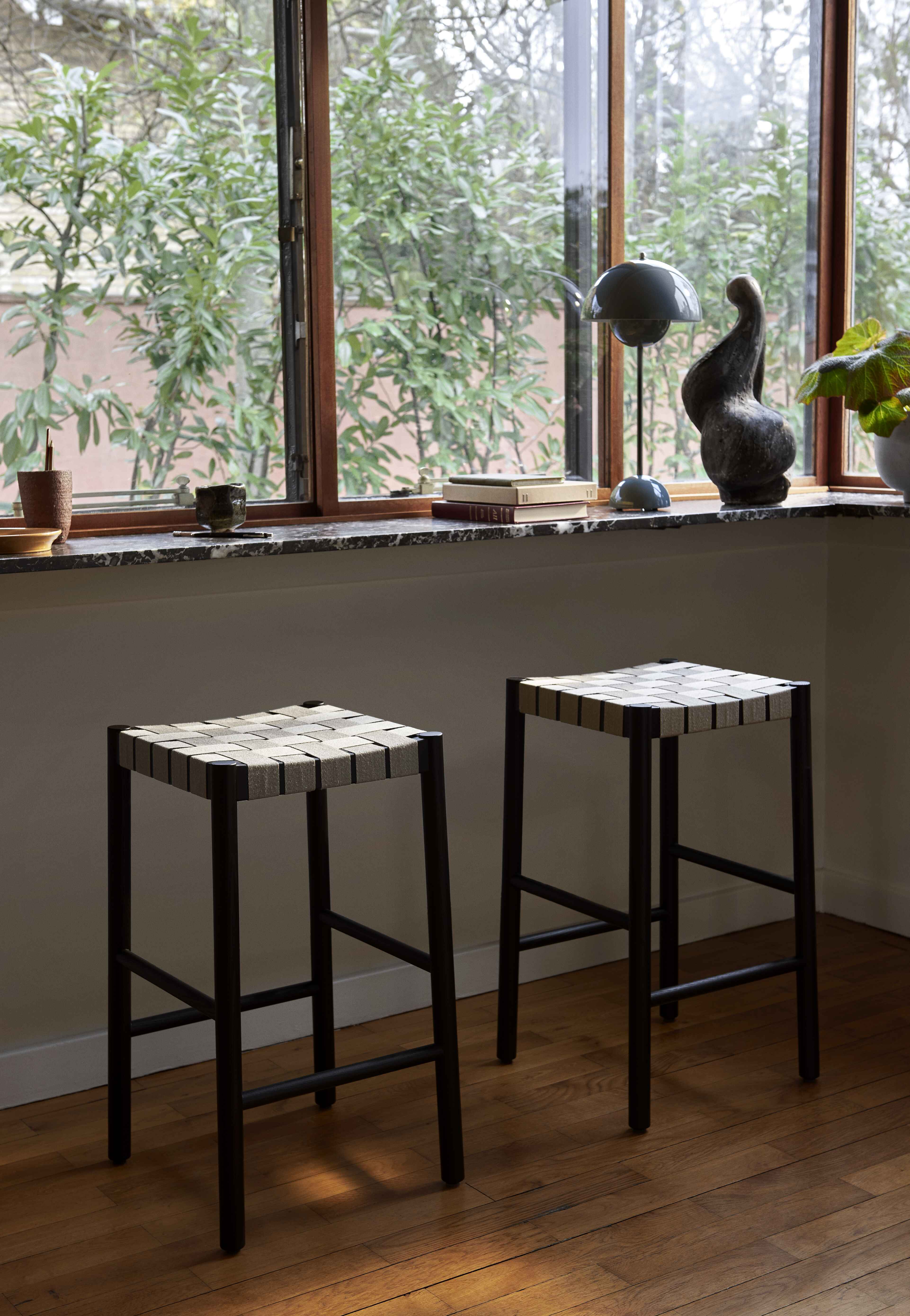 Hocker BETTY met beige geweven zitting en gerookt, geolied eikenhout
