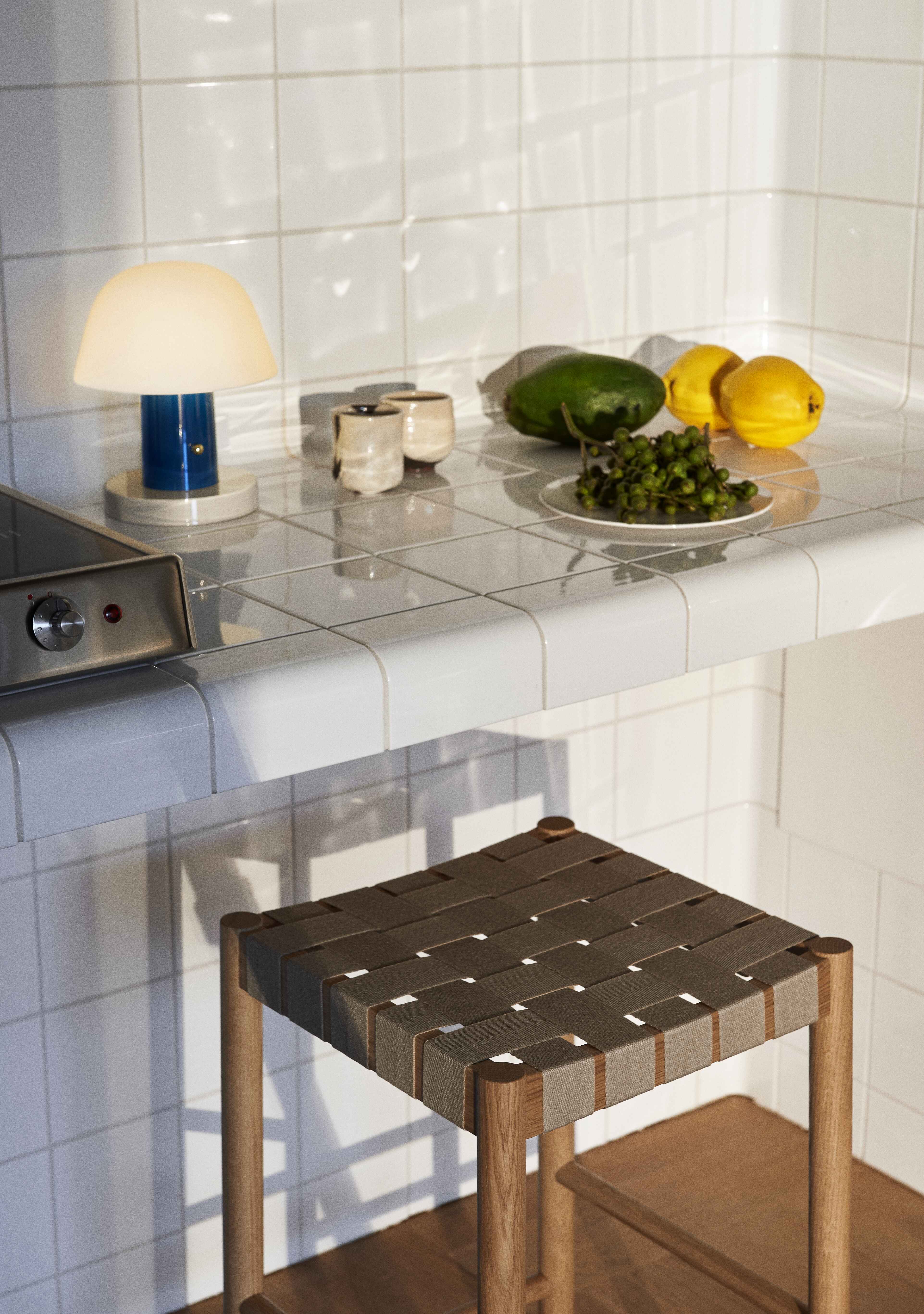 Hocker BETTY met beige geweven zitting en gerookt, geolied eikenhout