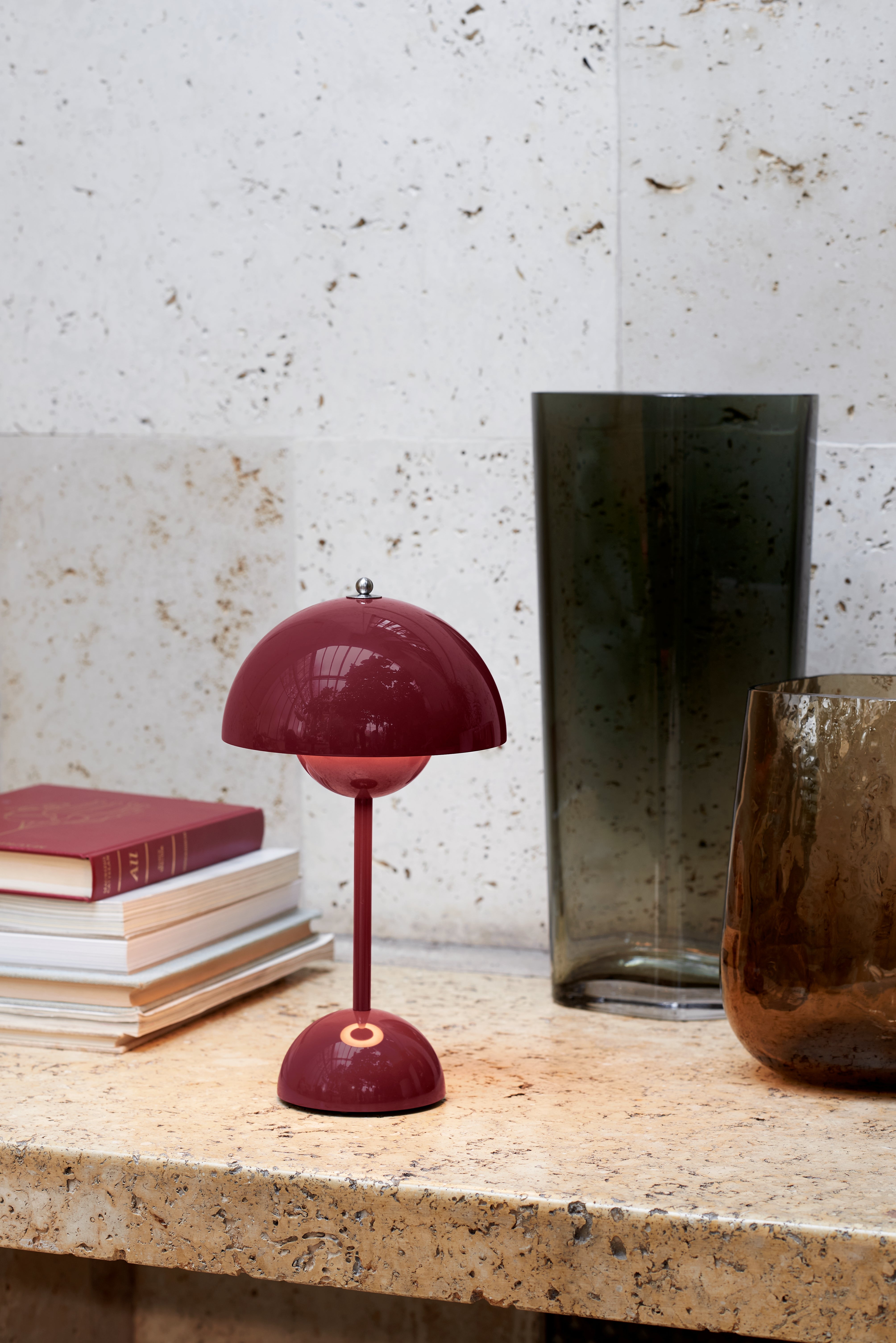 Draagbare lamp FLOWERPOT VP9 in donker pruim.