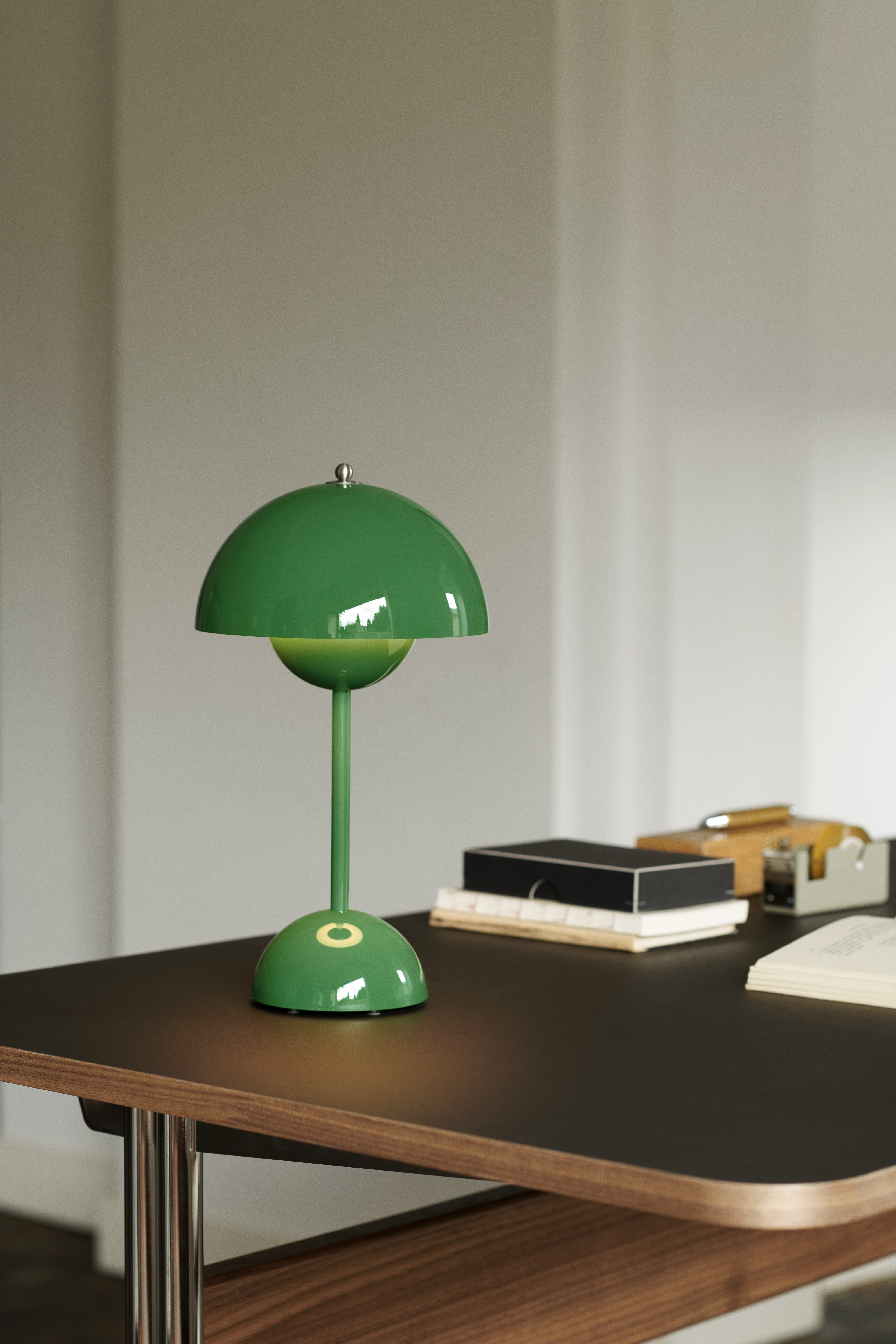 Draagbare lamp FLOWERPOT VP9 in intens groen