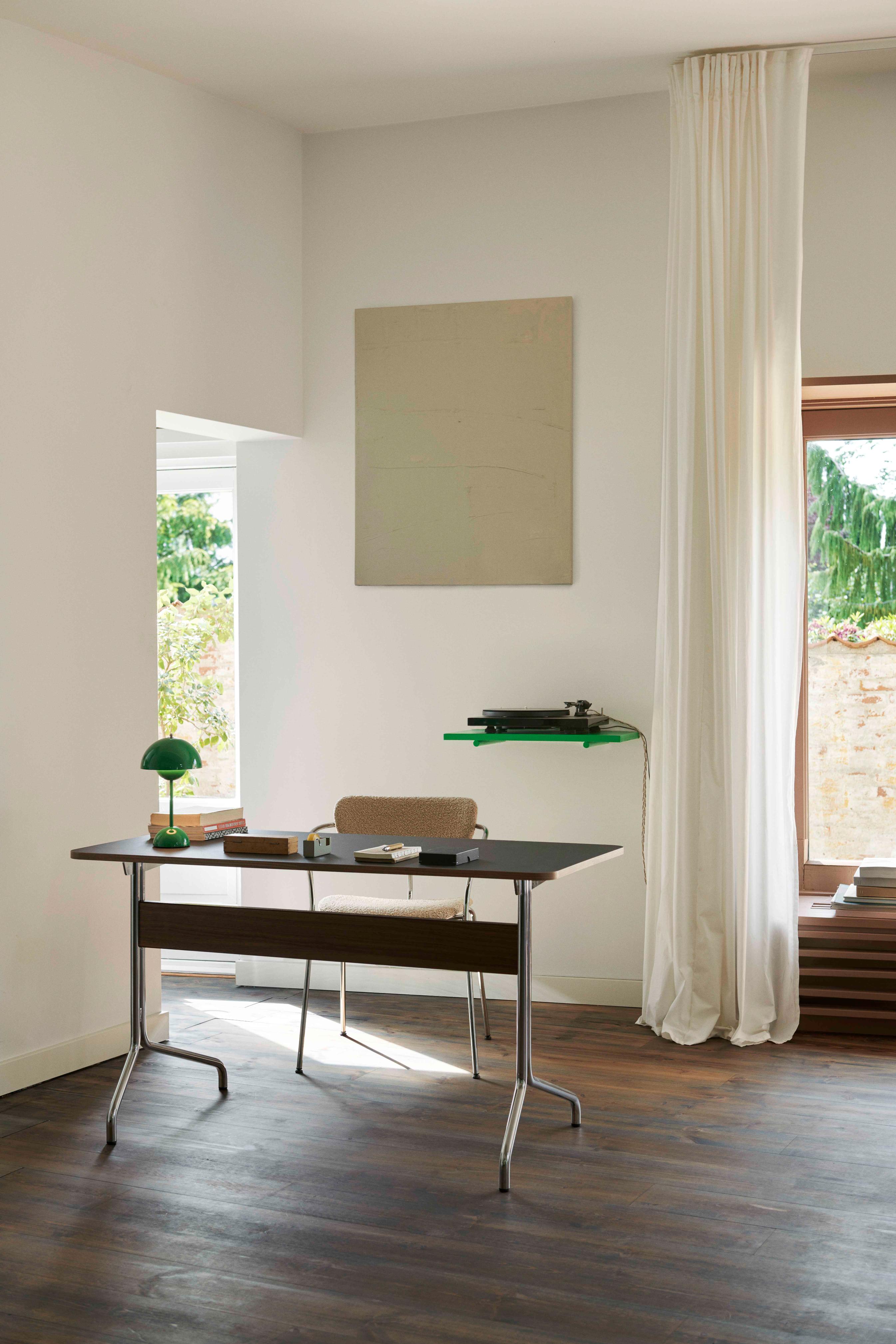 Bureau PAVILION met een beige linoleumblad, eiken afwerking en een stalen basis