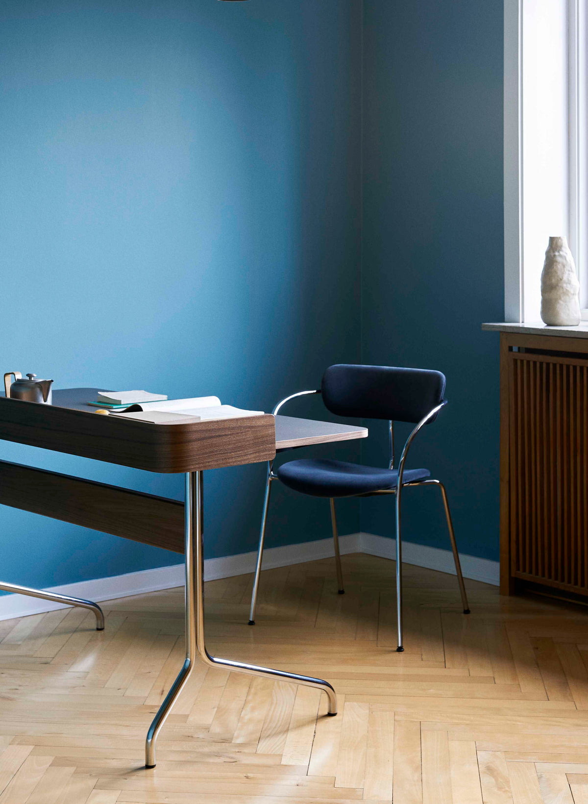 PAVILION AV13 fauteuil met armleuningen, gestoffeerd met een verchroomde basis