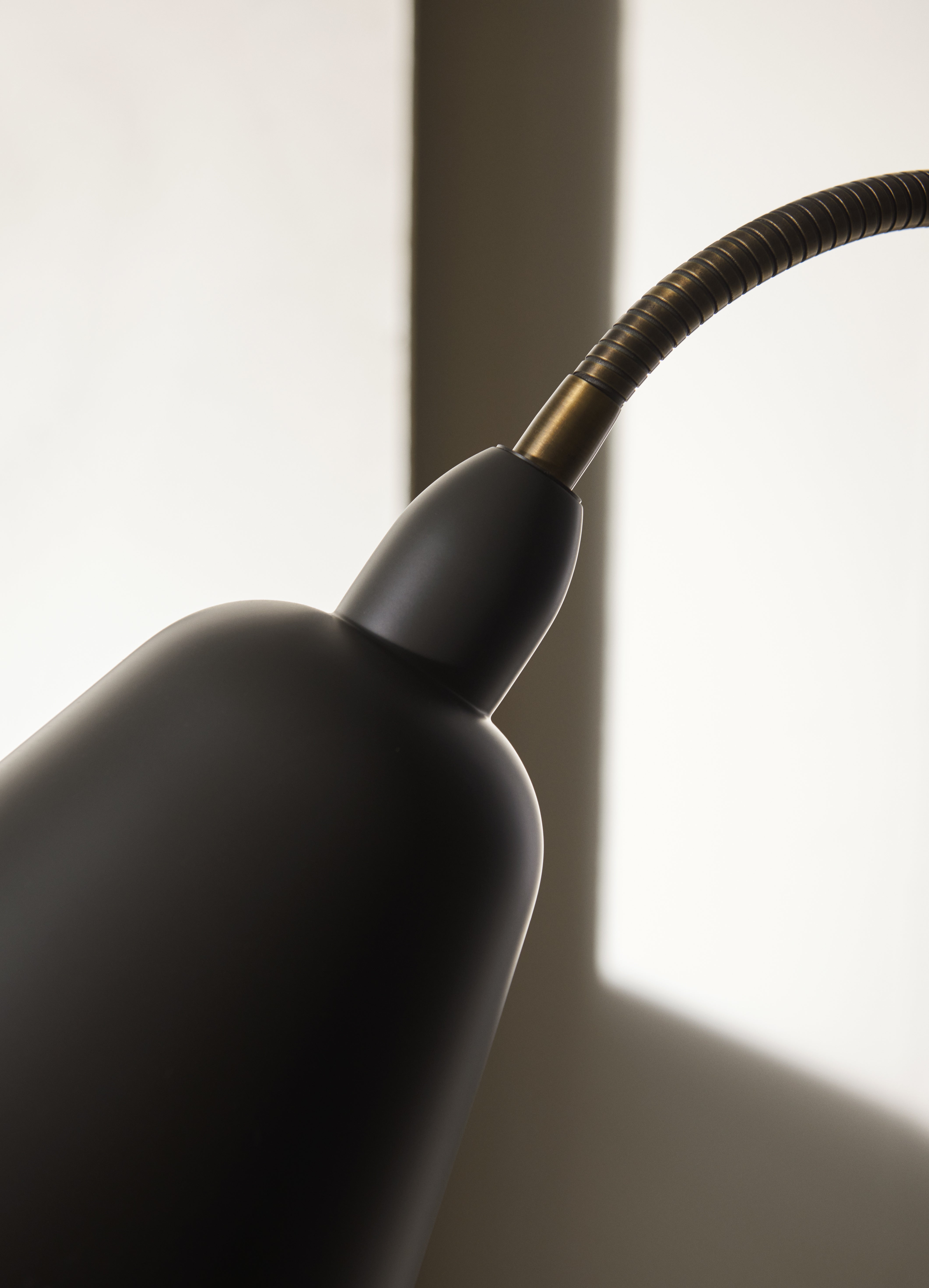 Vloerlamp BELLEVUE AJ7 zwart met messing afwerking