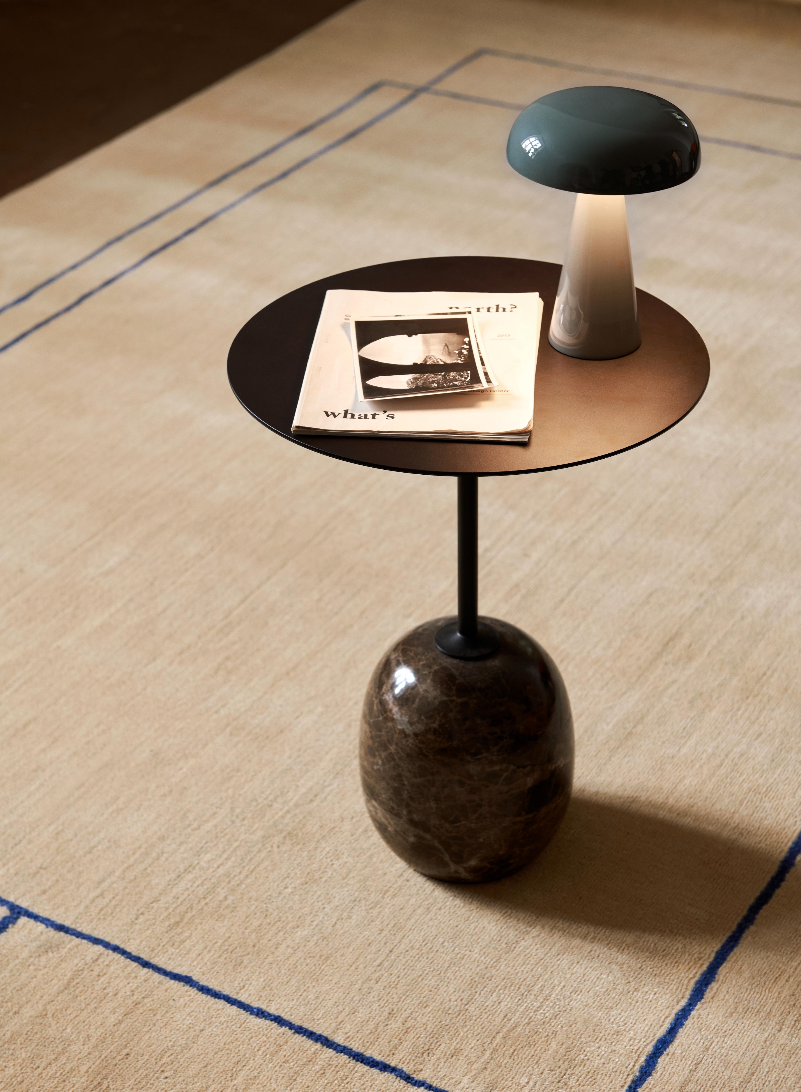 Zijtafel LATO met zwart blad en bruine marmeren basis