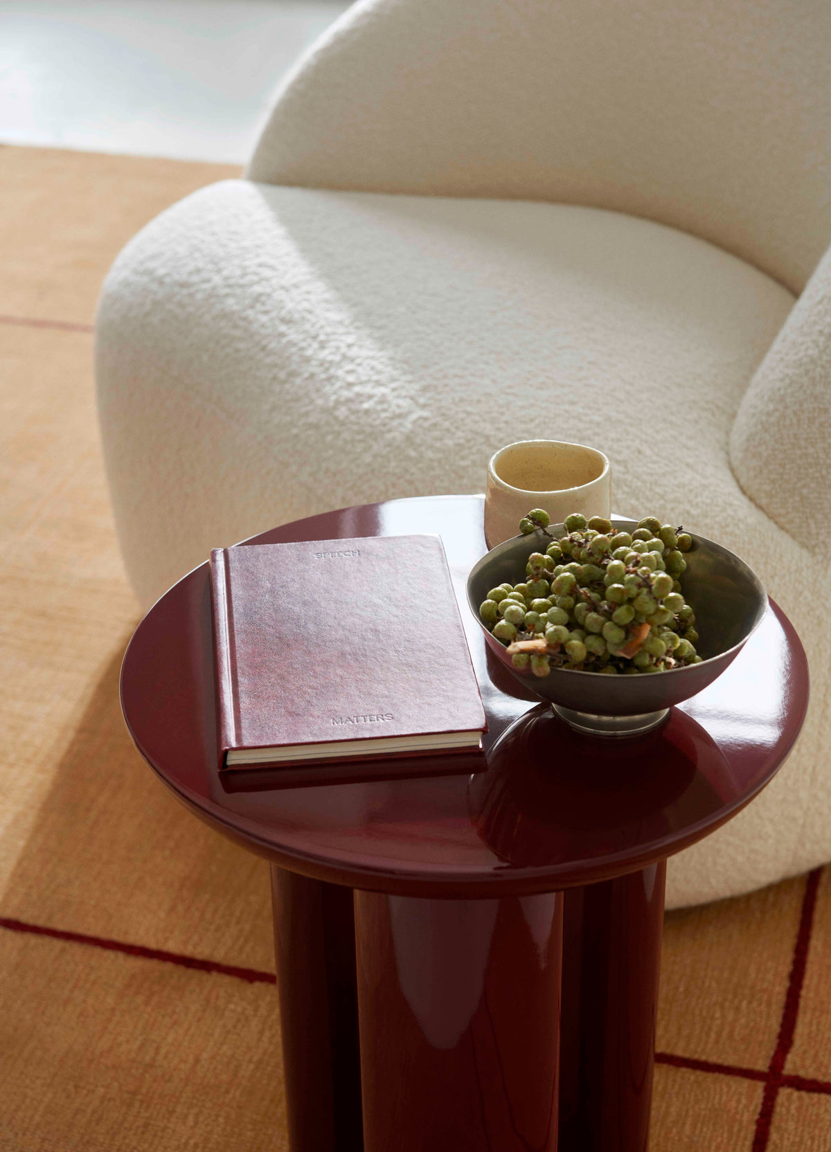 Fauteuil MARGAS LC1 gestoffeerd met een zwarte eiken basis