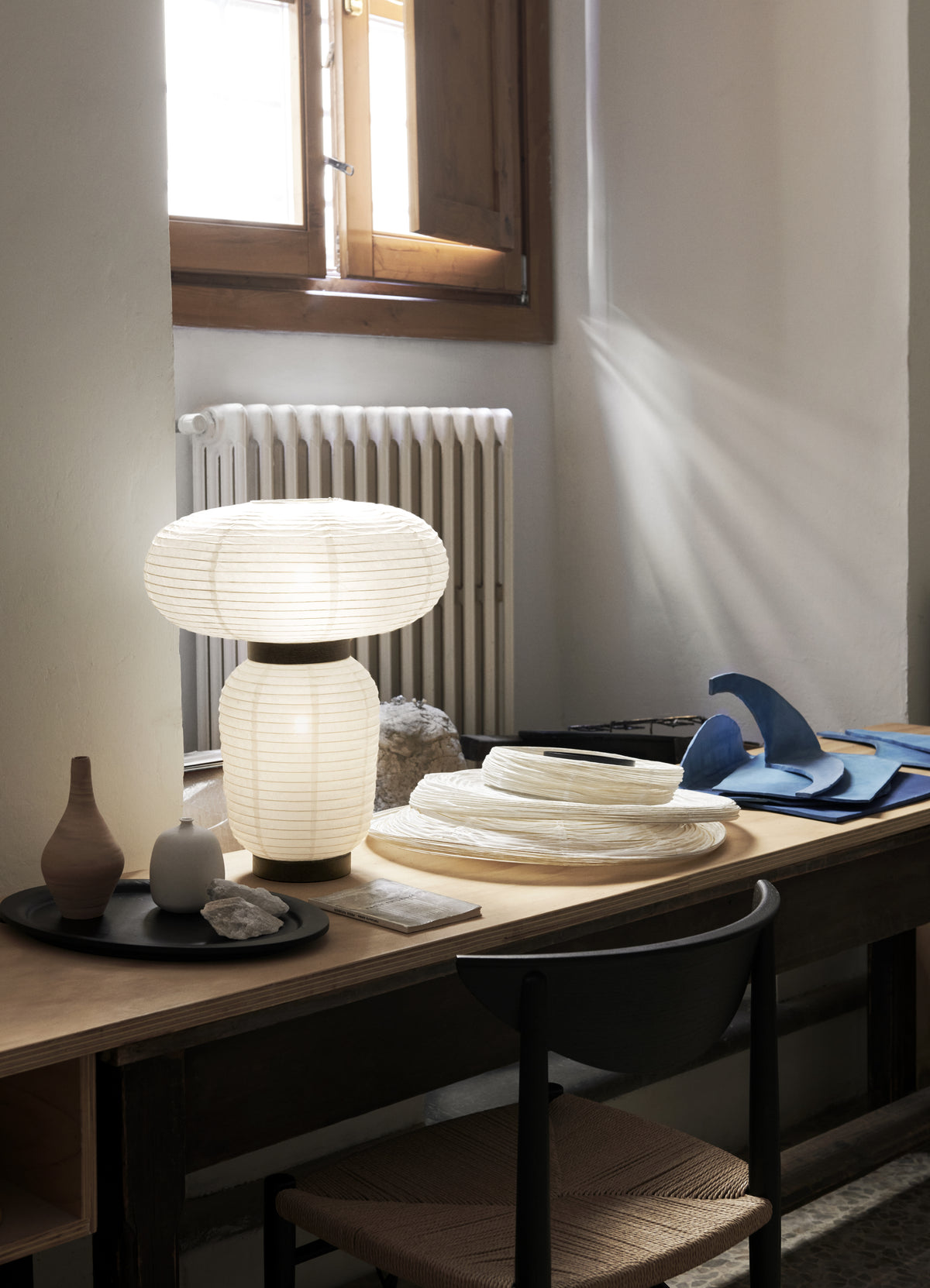 Tafellamp FORMAKAMI JH18 met witte papieren kap en zwart eiken afwerking
