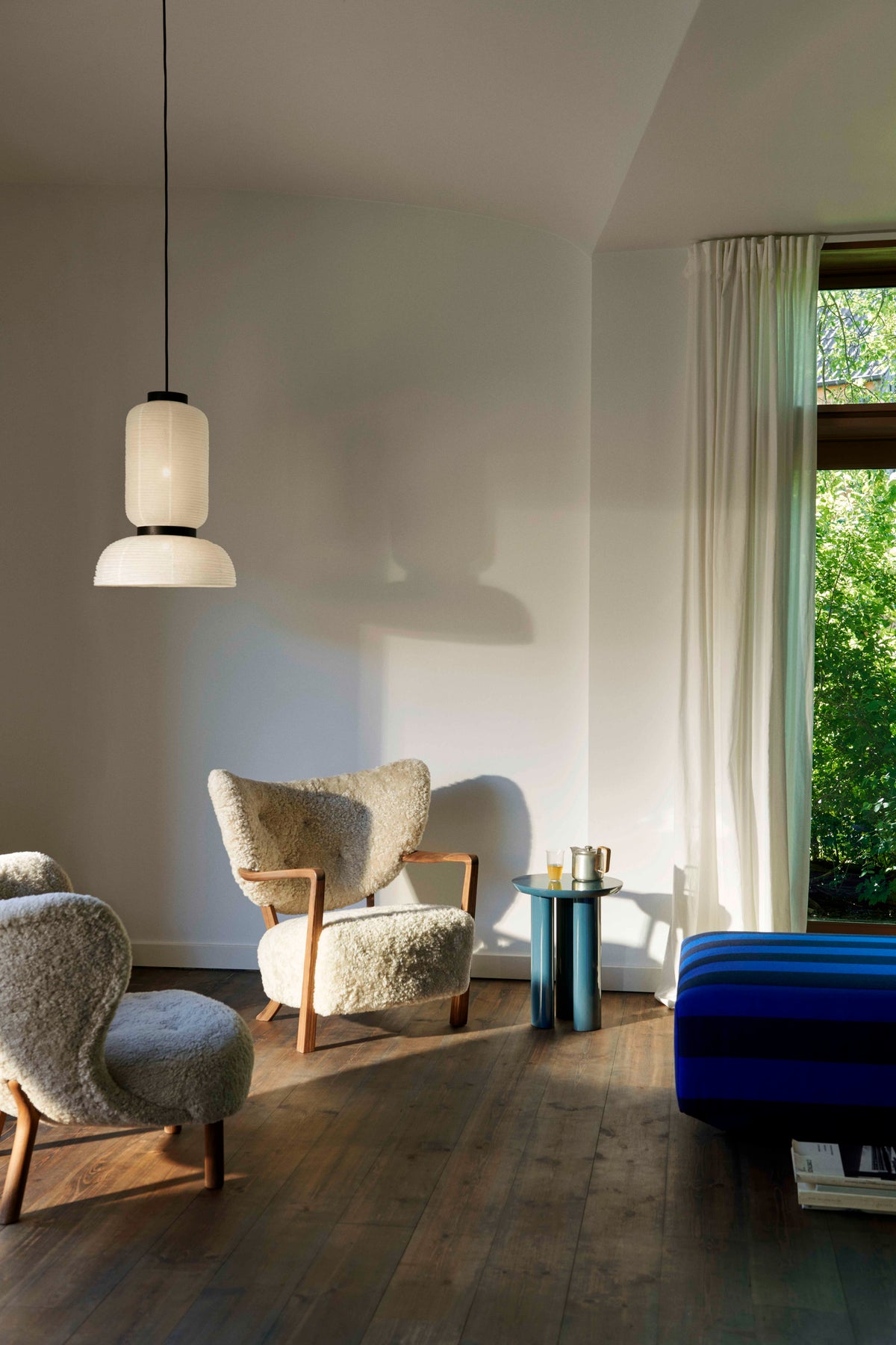 WULFF ATD2 fauteuil gestoffeerd met een eiken basis