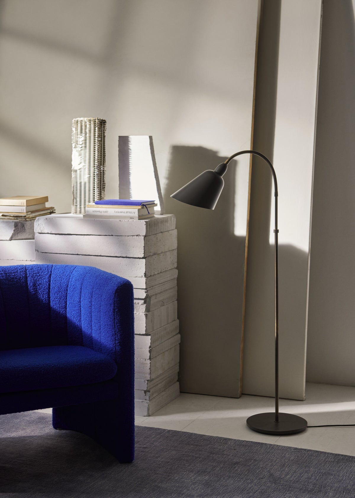 Vloerlamp BELLEVUE AJ7 wit met bruin messing voet