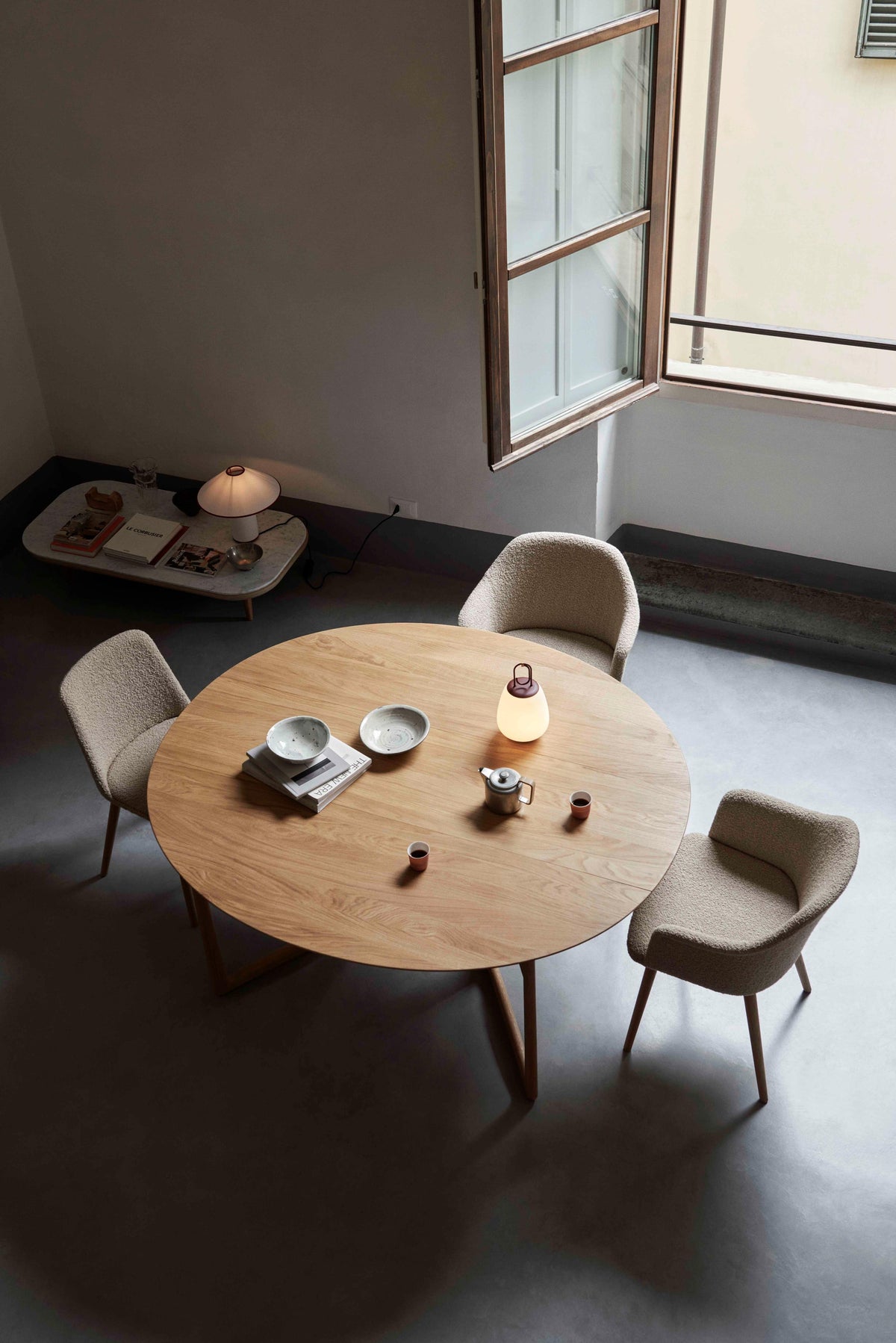 Stoel RELY HW71 roodbruin met een eiken basis