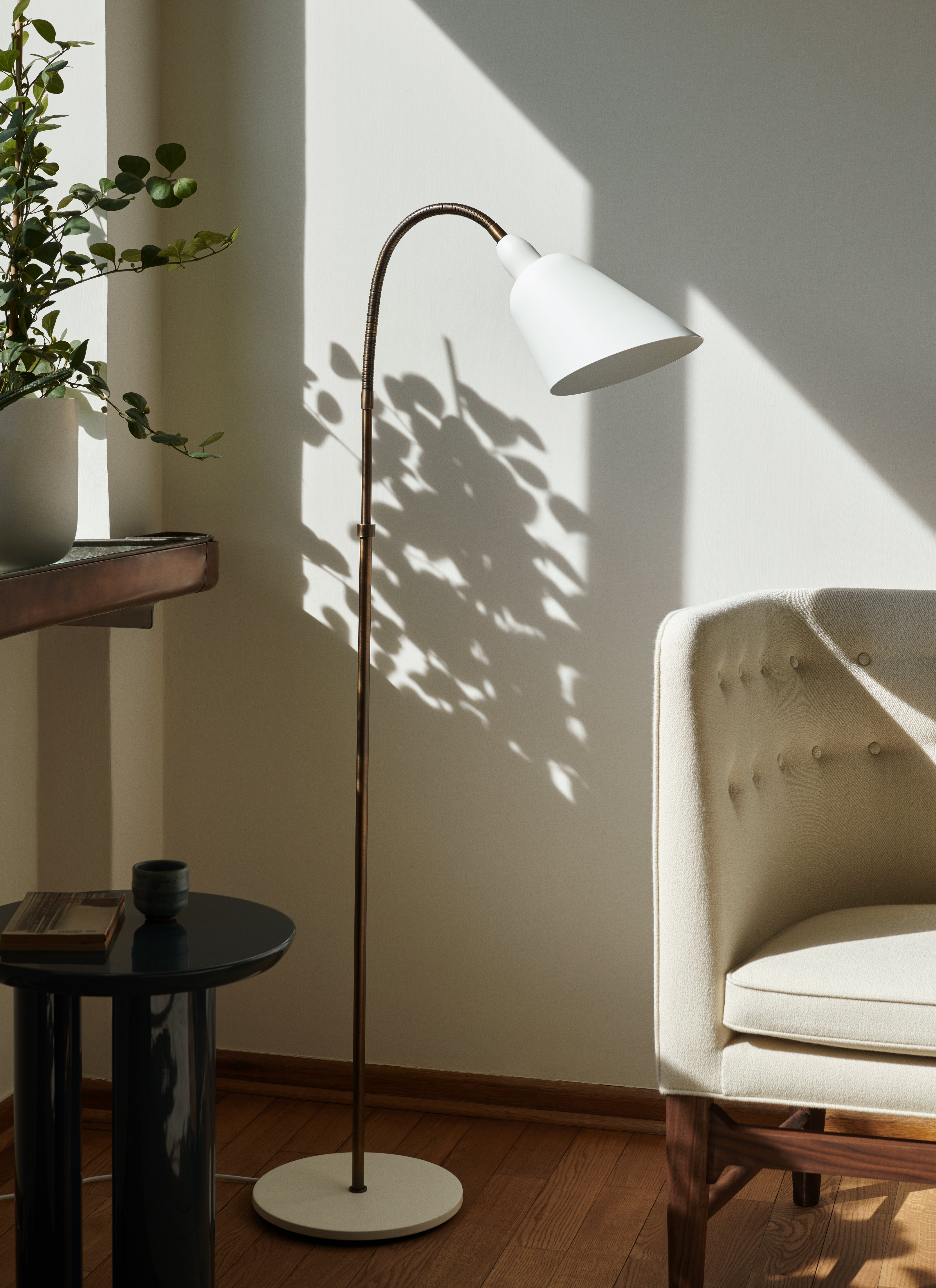 Vloerlamp BELLEVUE AJ7 wit met bruin messing voet