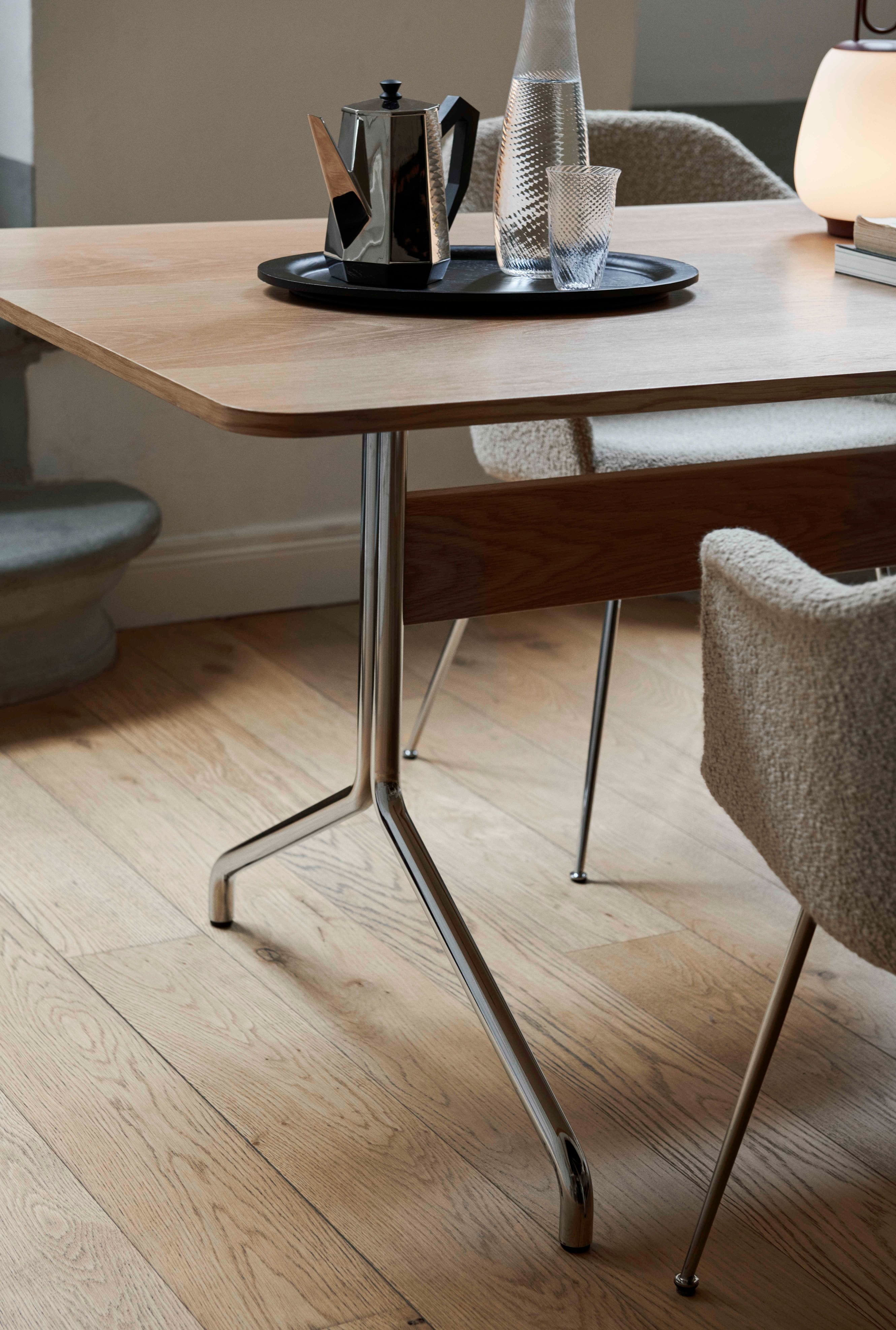 Geverfd eiken PAVILION tafel met zwarte basis