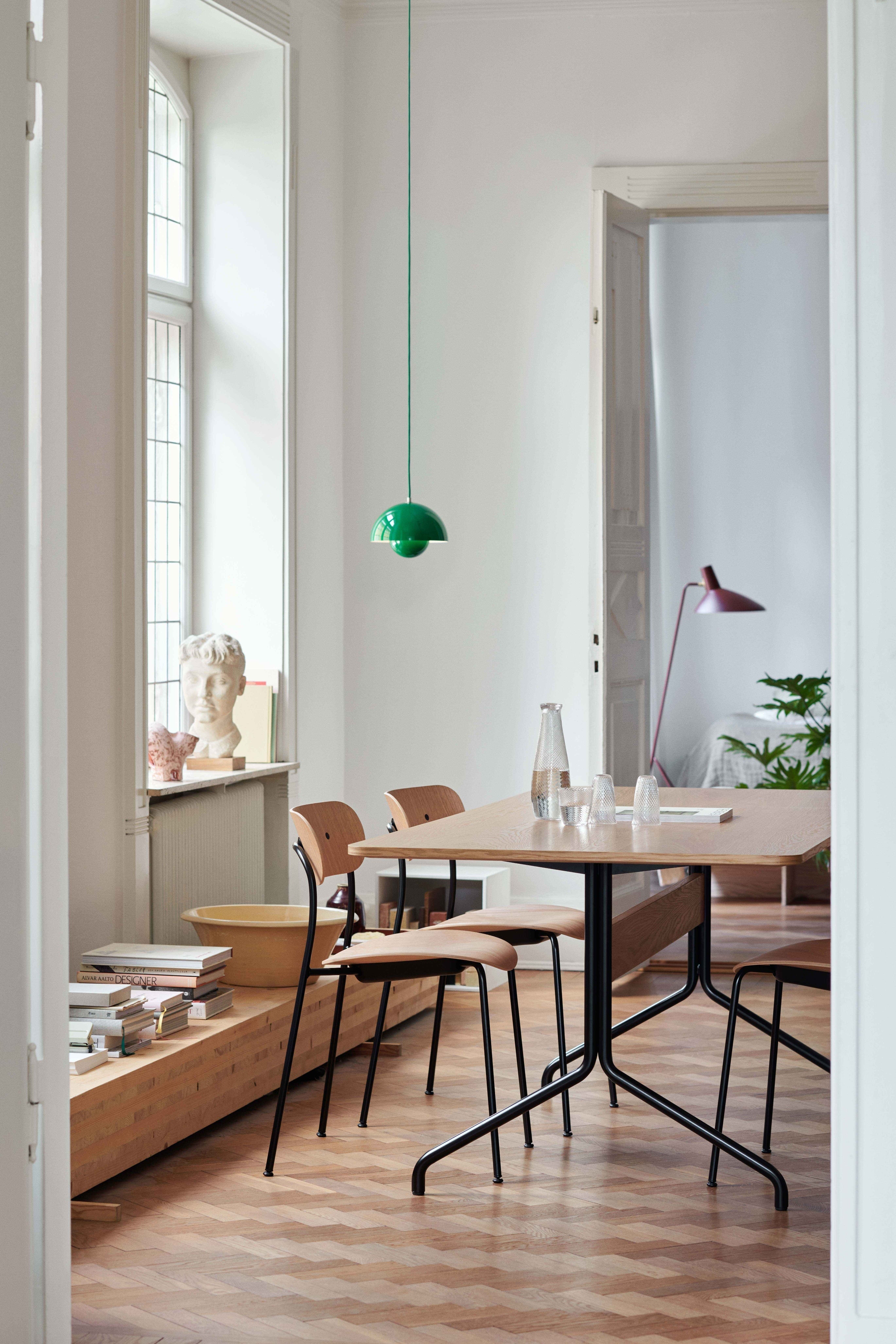 Geverfd eiken PAVILION tafel met zwarte basis