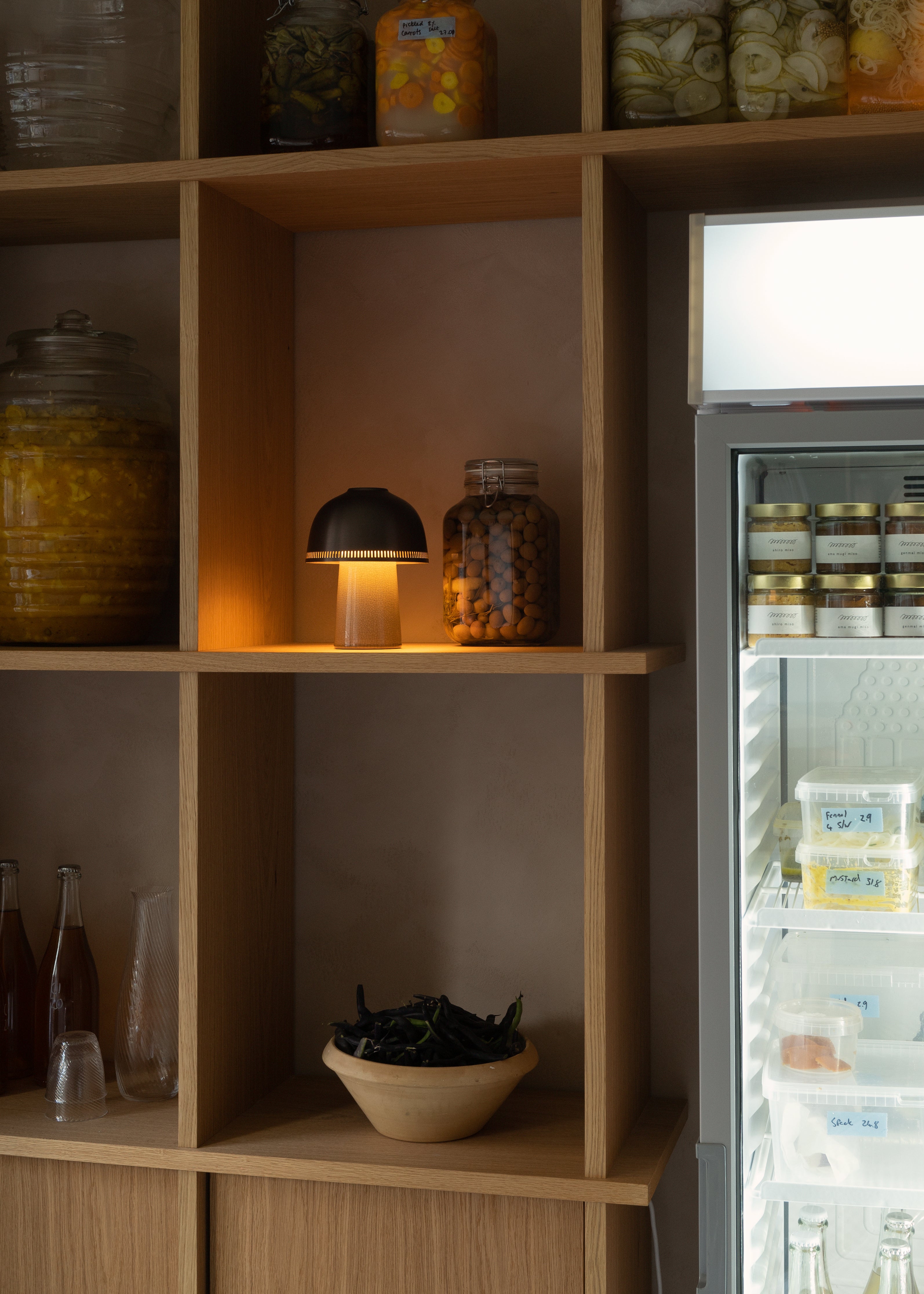 Draagbare lamp RAKU SH8 met een bruine kap en een beige voet.