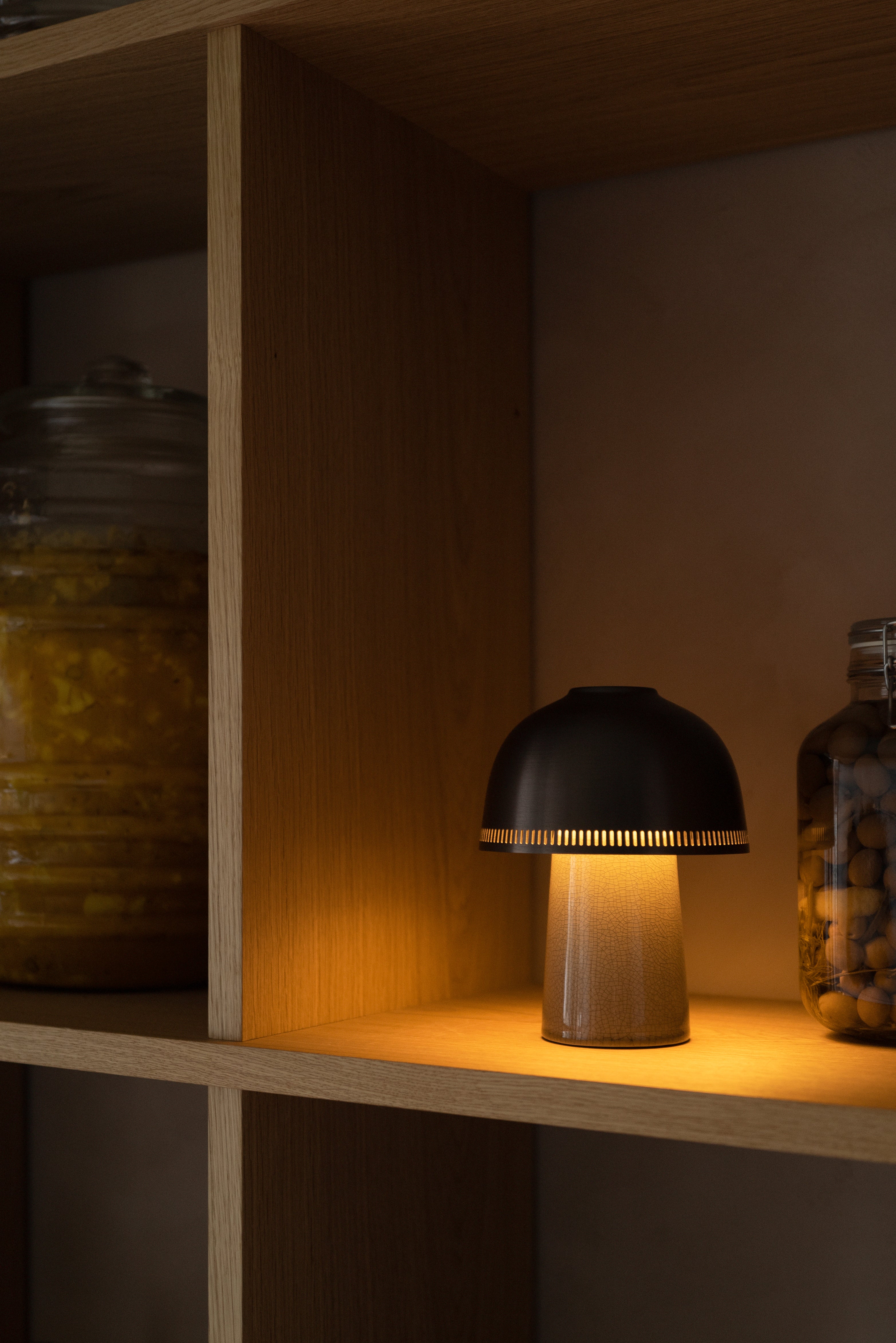 Draagbare lamp RAKU SH8 met een bruine kap en een beige voet.