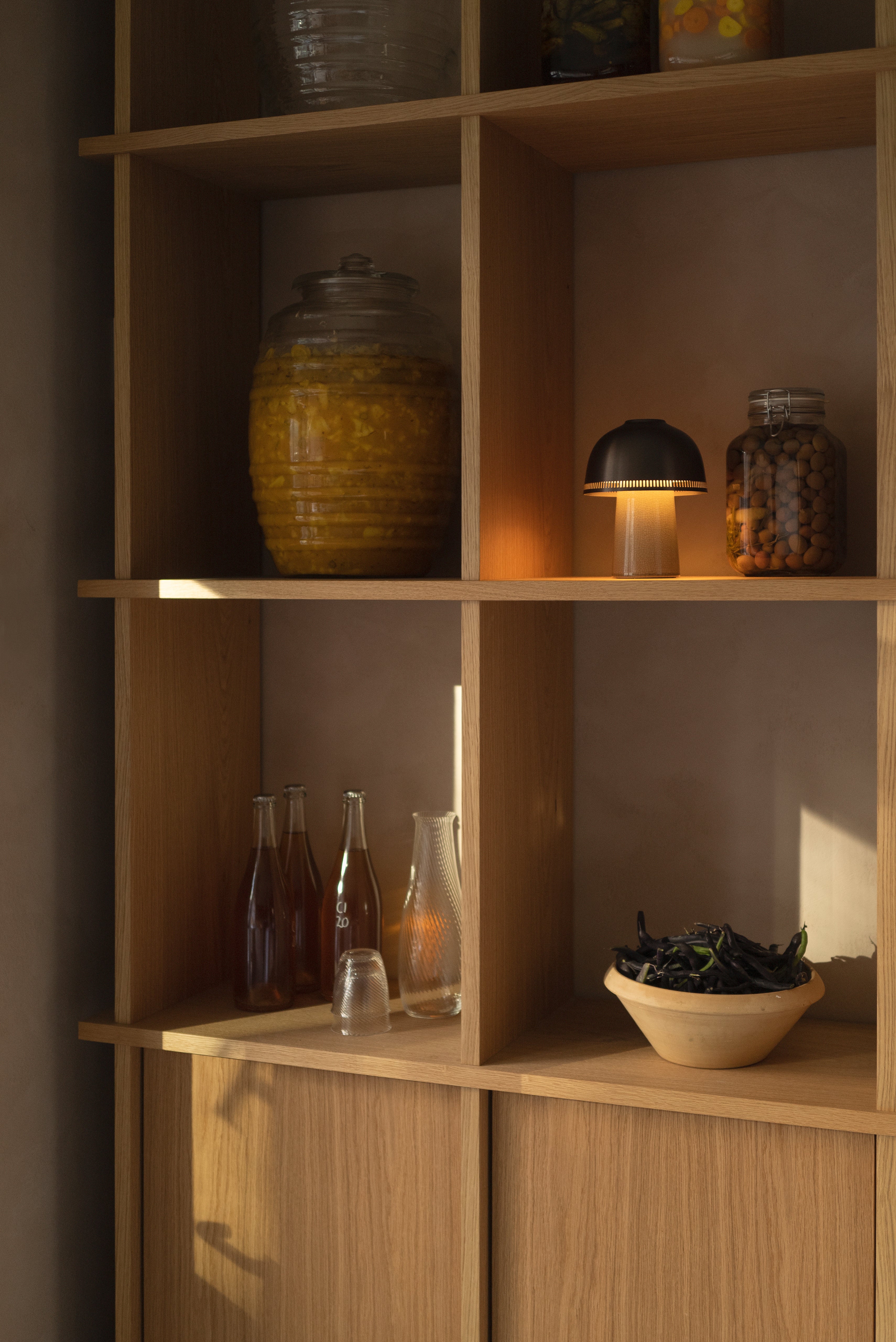 Draagbare lamp RAKU SH8 met een bruine kap en een beige voet.