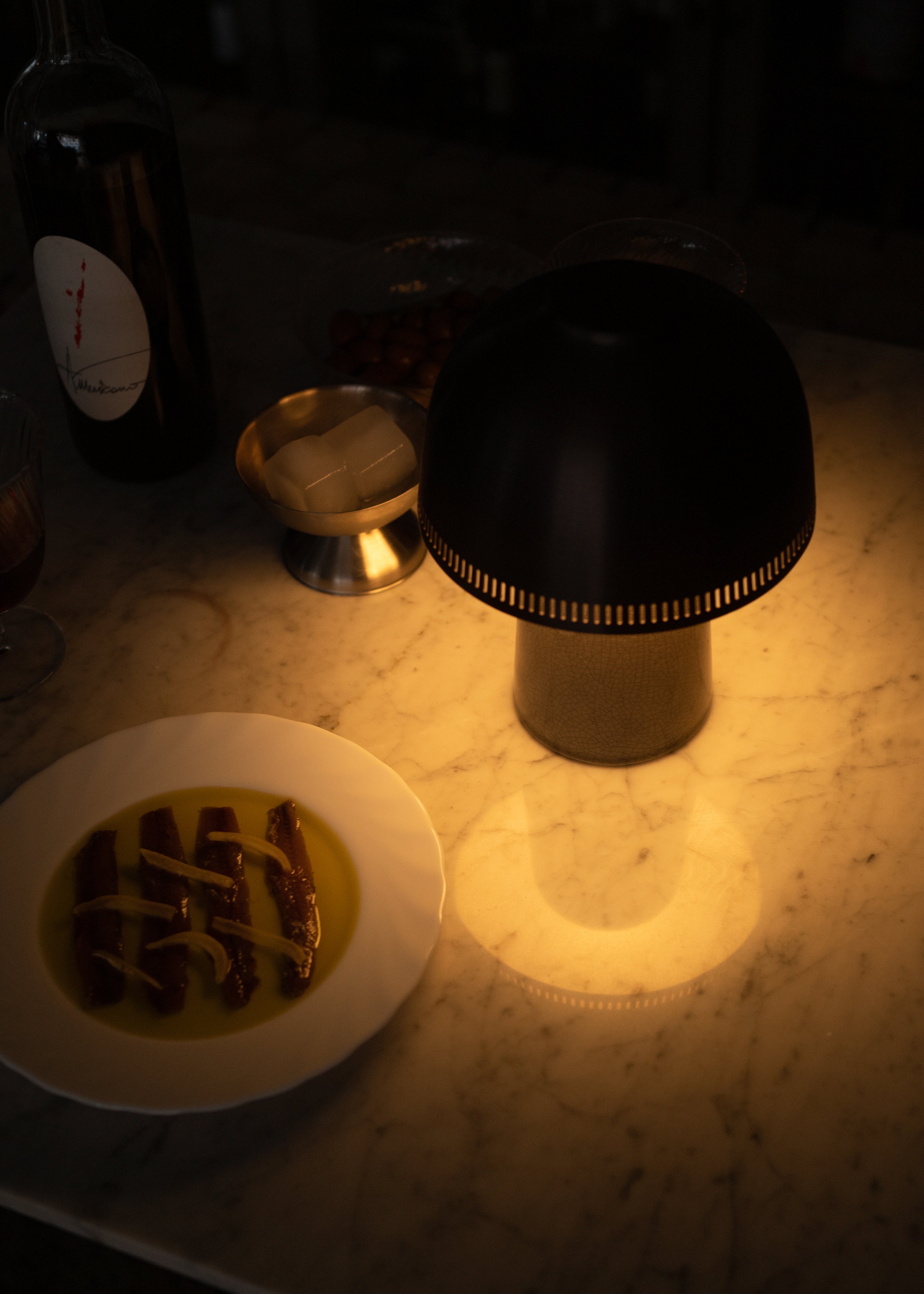Draagbare lamp RAKU SH8 met een bruine kap en een beige voet.